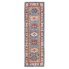2'x6'6" Kazak Gris Paloma con Diseño de Medallones Alfombra de Lana Anudada a Mano