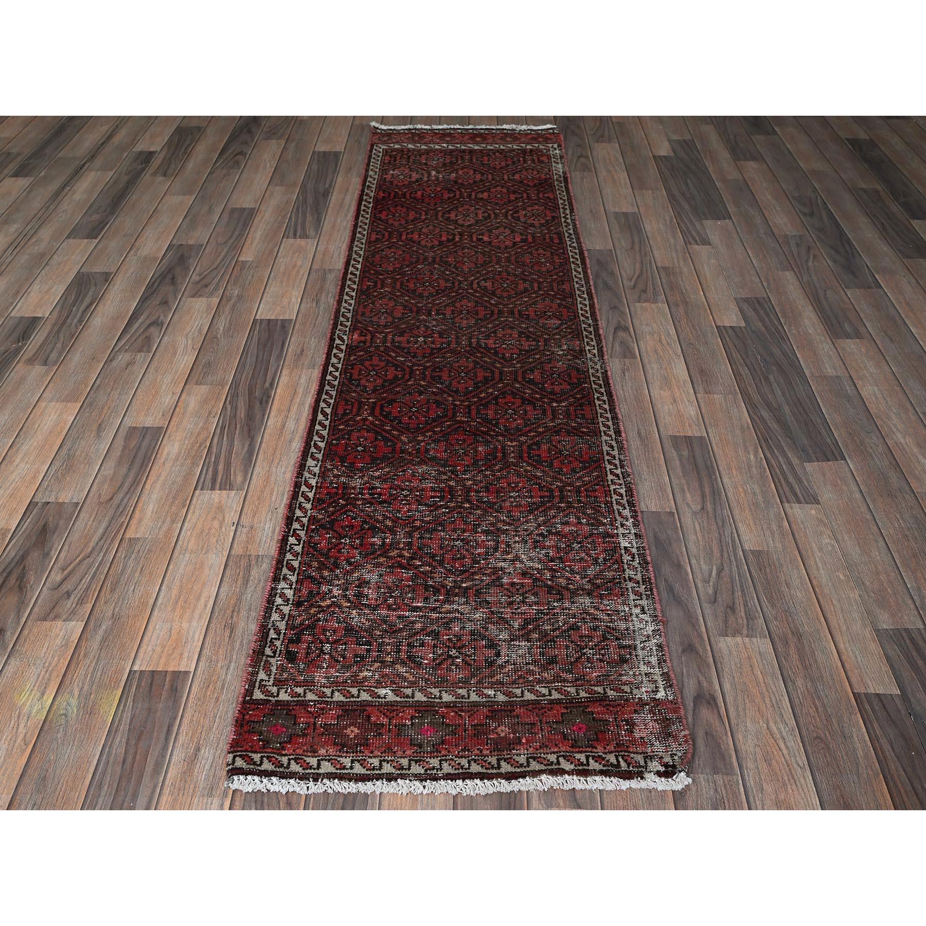 Rosso Auburn, Baluch persiano d'epoca con motivo geometrico, ritagliato sottile, pelo zero, usura uniforme, lati ed estremità fissati professionalmente, pulito, annodato a mano, 100% lana, runner stretto, tappeto orientale
Materiali primari: