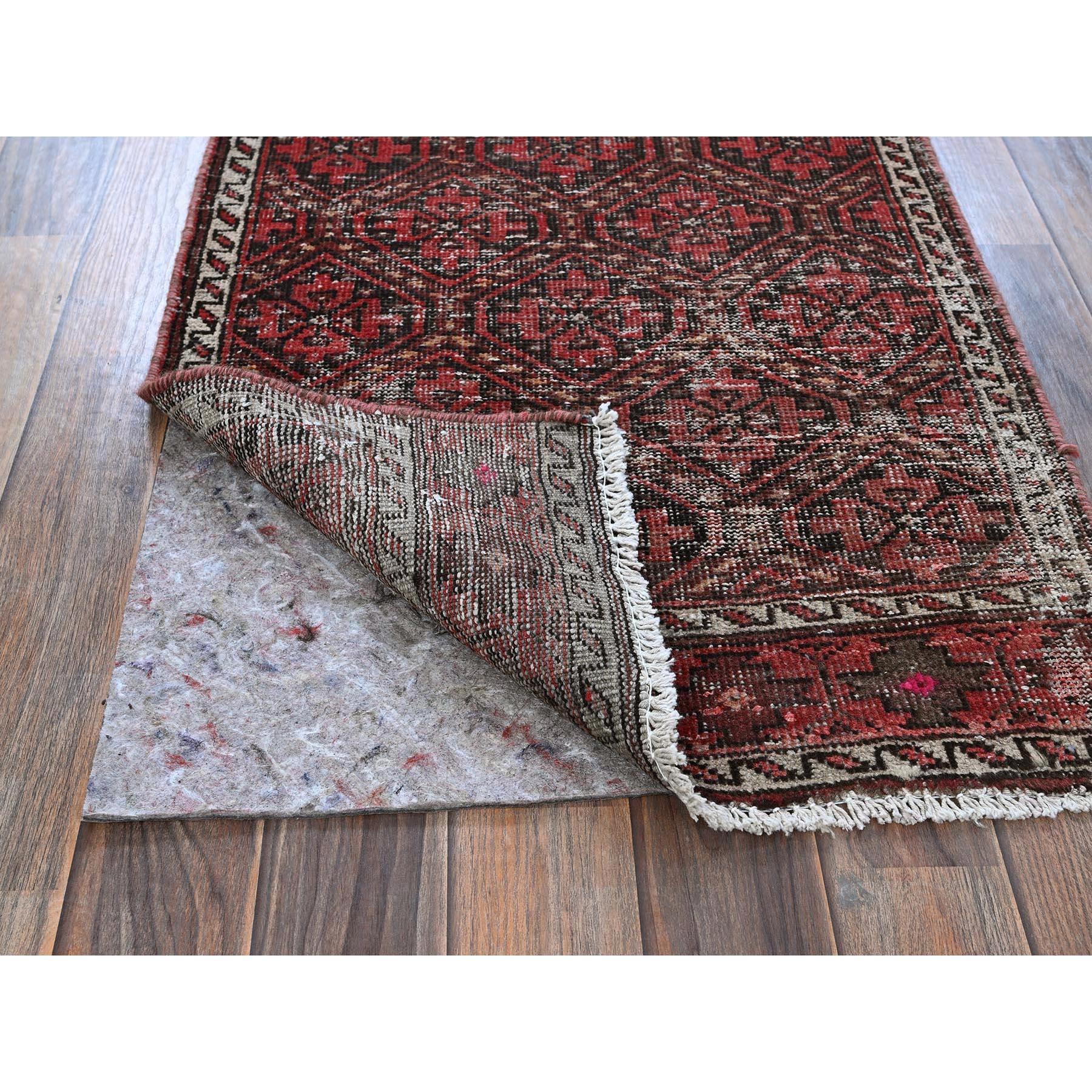 Bohémien Tappeto Runner Rosso Auburn Vintage Persiano Baluch Annodato a mano in pura lana in vendita