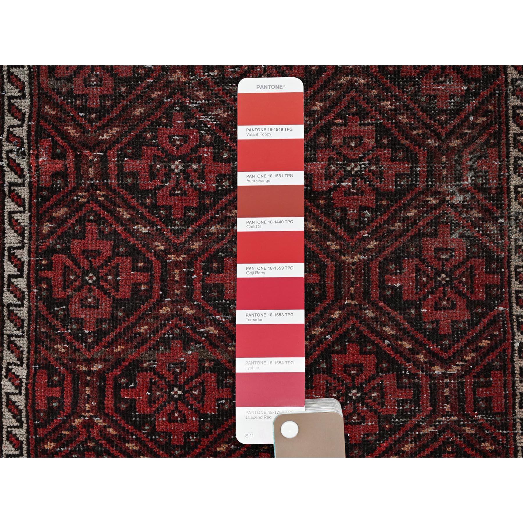 Tappeto Runner Rosso Auburn Vintage Persiano Baluch Annodato a mano in pura lana In condizioni ottime in vendita a Carlstadt, NJ