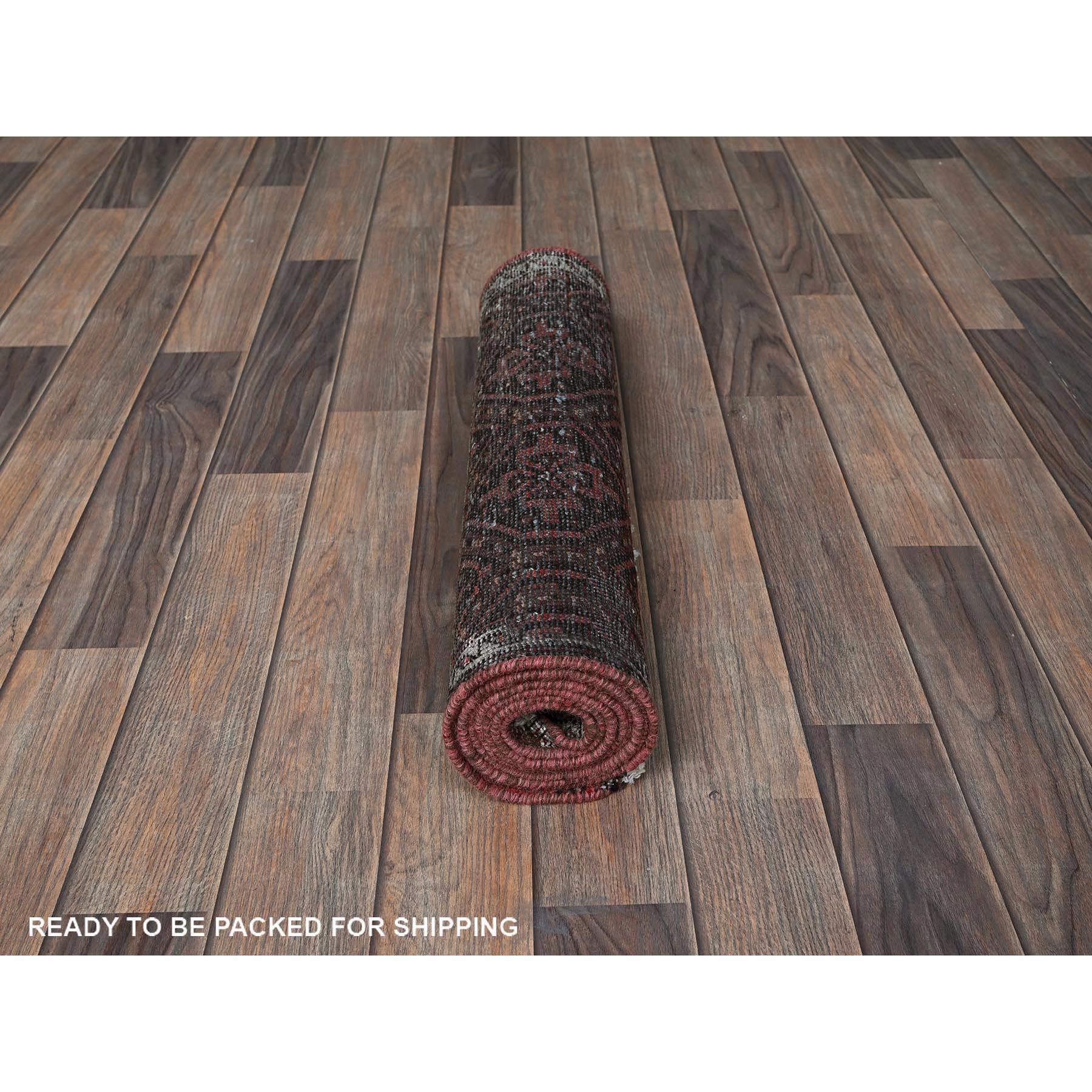 Metà XX secolo Tappeto Runner Rosso Auburn Vintage Persiano Baluch Annodato a mano in pura lana in vendita