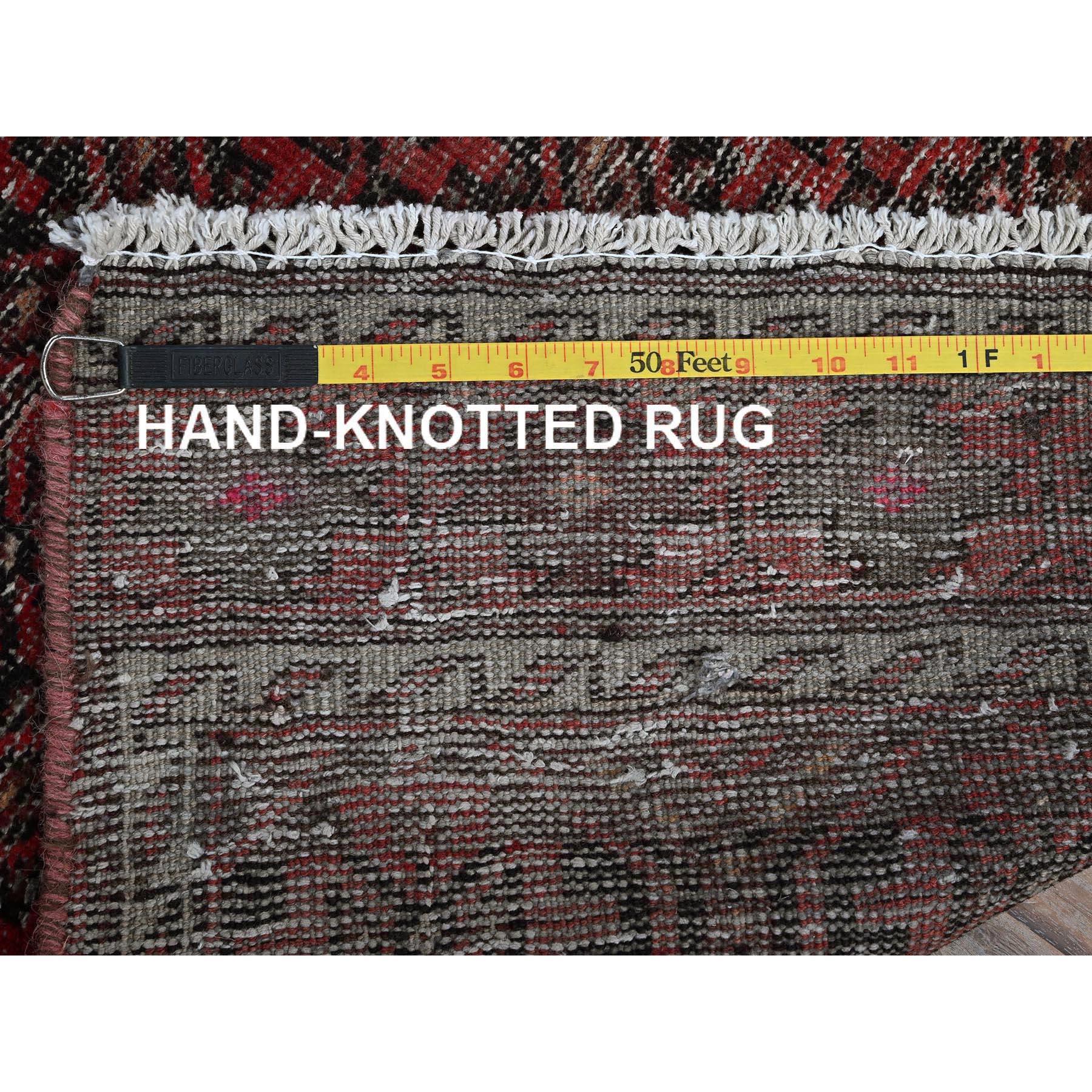 Tappeto Runner Rosso Auburn Vintage Persiano Baluch Annodato a mano in pura lana in vendita 1