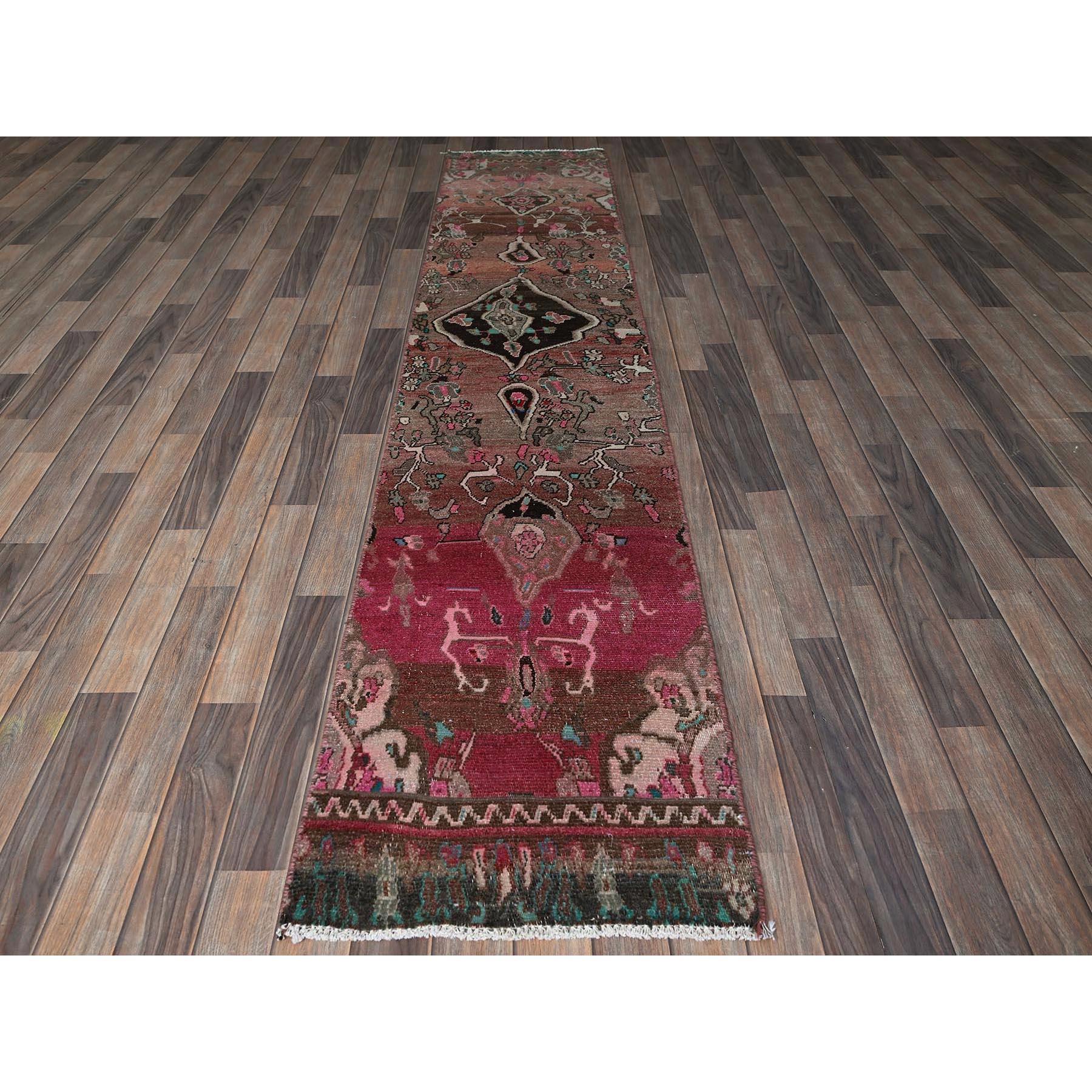 Korallenrot, Vintage Persisch Hamadan mit Artistics Design, Distinct Abrash, Dünn geschnitten, Null Flor, Seiten und Enden Professionell gesichert, Gleichmäßige Abnutzung, Handgeknüpft, Reine Wolle, Fragment, Schmaler Läufer, Orientteppich
Primäre