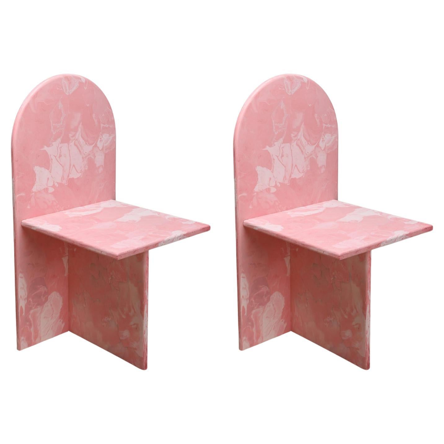 2 chaises contemporaines en plastique 100 % recyclé rose fabriquées à la main par Anqa Studios