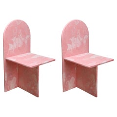 2 chaises contemporaines en plastique 100 % recyclé rose fabriquées à la main par Anqa Studios