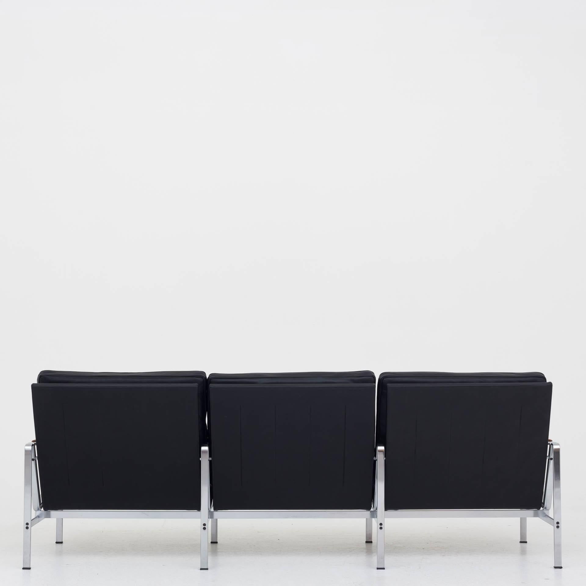 FK 6720, three-seat sofa in black leather and natural leather on armrests. Steel frame.