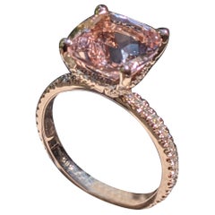 Verlobungsring mit 3 1/2 Karat Morganit im Kissenschliff aus 14 Karat Roségold mit verstecktem Halo