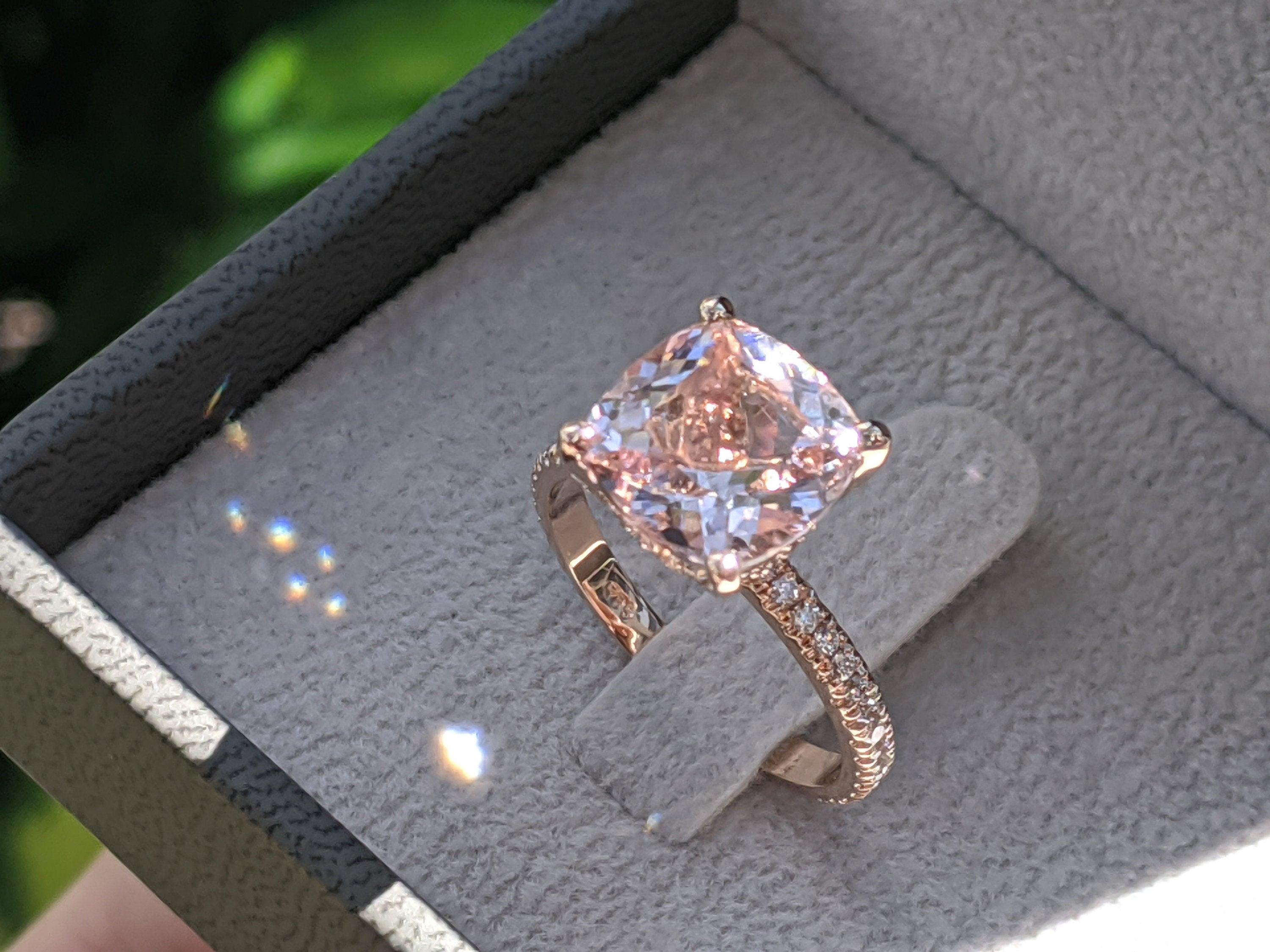 3 1/2 Karat Morganit Verlobungsring Rose Gold Kissen Morganit Ring Versteckte Halo Diamanten Kissen Morganit Ring
 
 Eine von einer Art 3 1/2 Karat Morganit und Diamanten Verlobungsring - Eine erstaunliche 10mm rosa / Pfirsich natürlichen Kissen