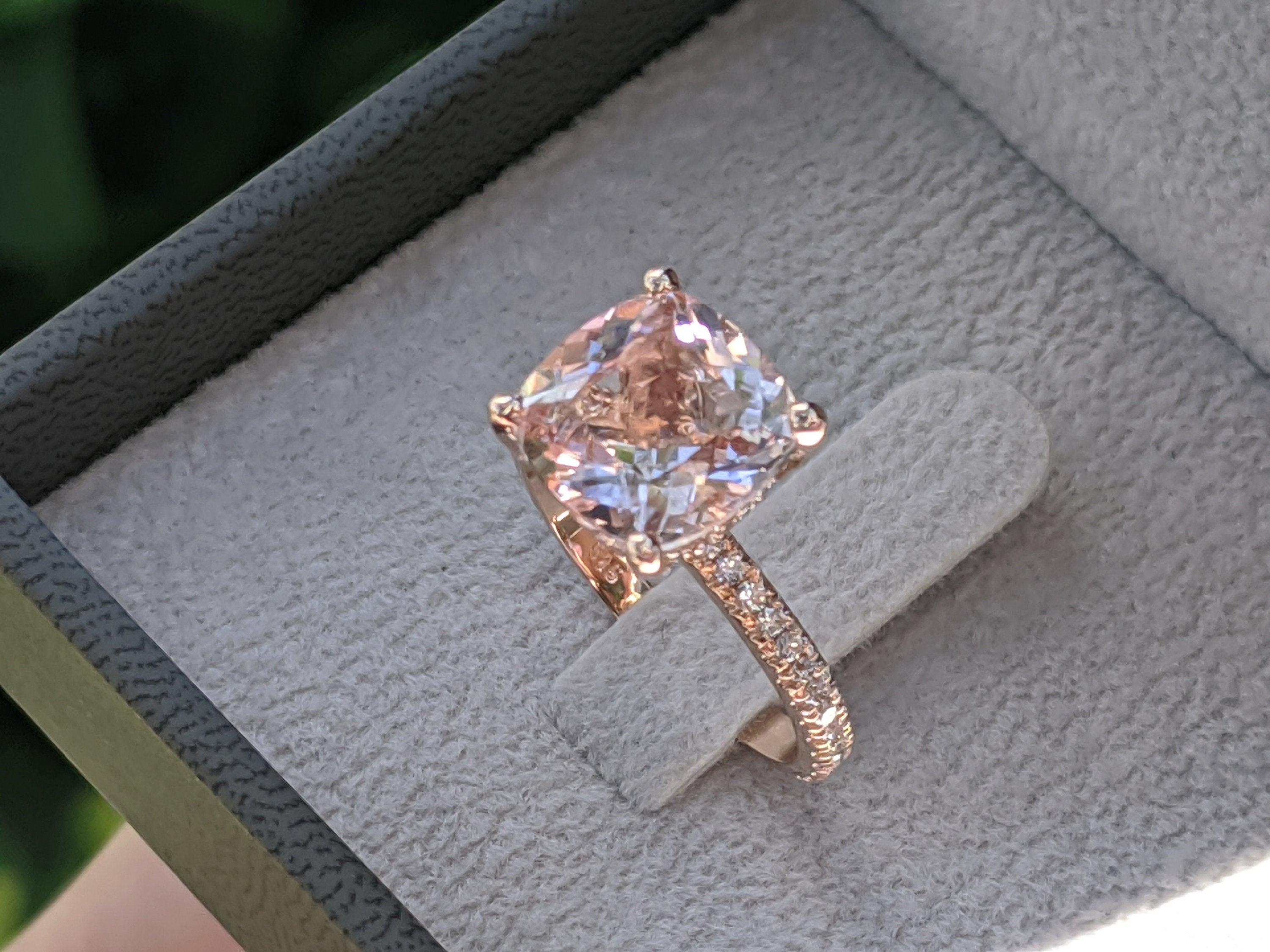Verlobungsring mit 3 1/2 Karat Morganit im Kissenschliff aus 14 Karat Roségold mit verstecktem Halo im Zustand „Neu“ in Ramat Gan, IL