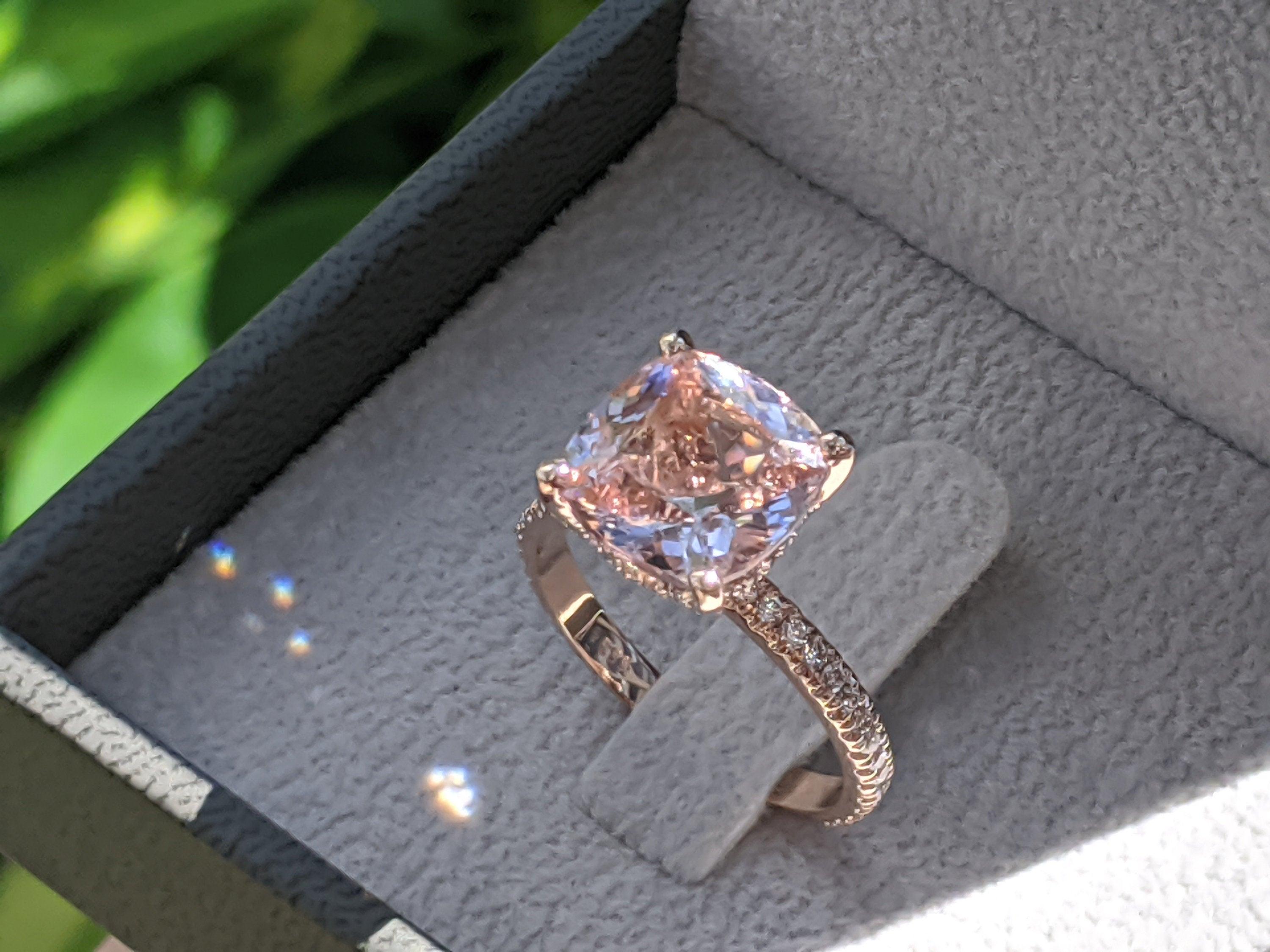 Verlobungsring mit 3 1/2 Karat Morganit im Kissenschliff aus 14 Karat Roségold mit verstecktem Halo Damen