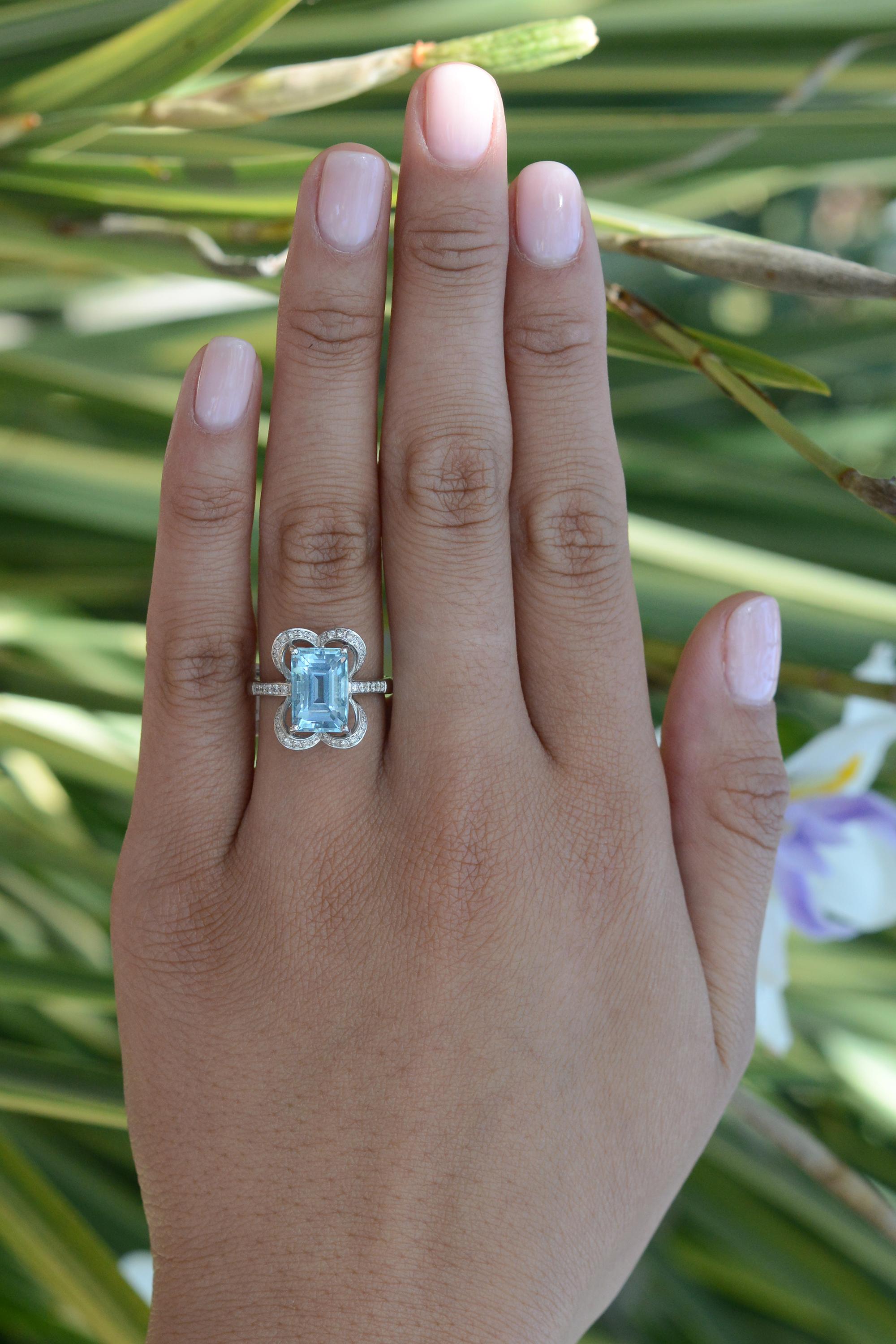 This sophisticated designer engagement ring presents a substantial 3.47 carat aquamarine gemstone, uniquely bejeweled with 44 glimmering diamonds. With a twist of contemporary fashion design, this ring harmoniously pays homage to the classic