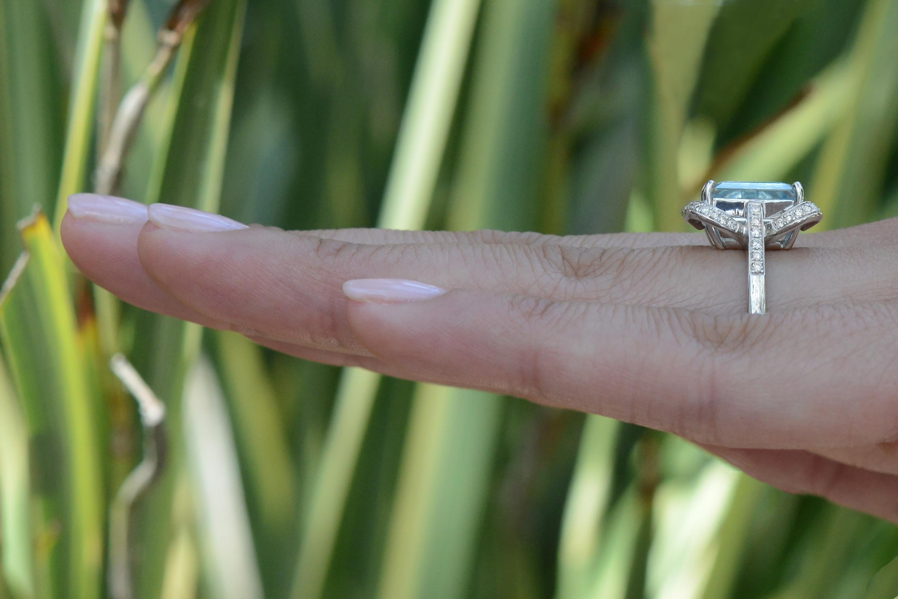 Contemporain Bague de fiançailles Alhambra vintage aigue-marine taille émeraude en vente