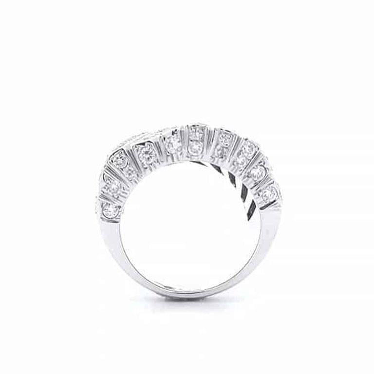 Erleben Sie Qualität zum richtigen Preis mit diesem atemberaubenden Designerring, der für alle geschaffen wurde, die Eleganz und Brillanz schätzen. Dieses exquisite Schmuckstück zeigt mehrere Reihen glänzender Diamanten im Rundschliff von insgesamt