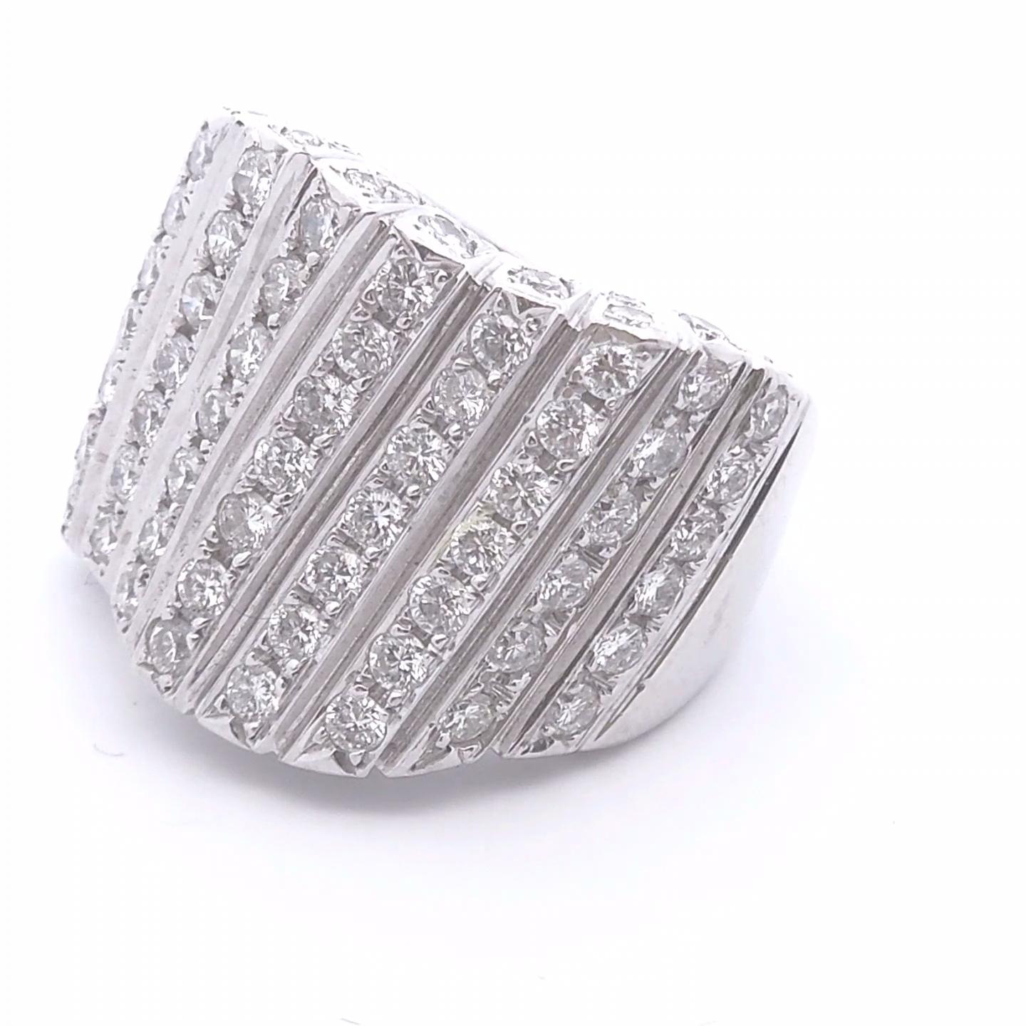 Erleben Sie Qualität zum richtigen Preis mit diesem atemberaubenden Designerring, der für alle geschaffen wurde, die Eleganz und Brillanz schätzen. Dieses exquisite Schmuckstück zeigt mehrere Reihen glänzender Diamanten im Rundschliff von insgesamt