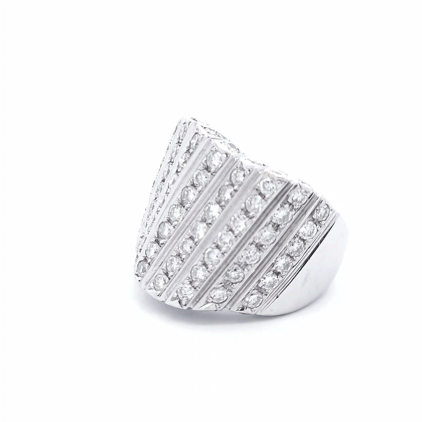 3 1/2 Karat Fancy-Diamantring aus 18K Weißgold (Rundschliff) im Angebot