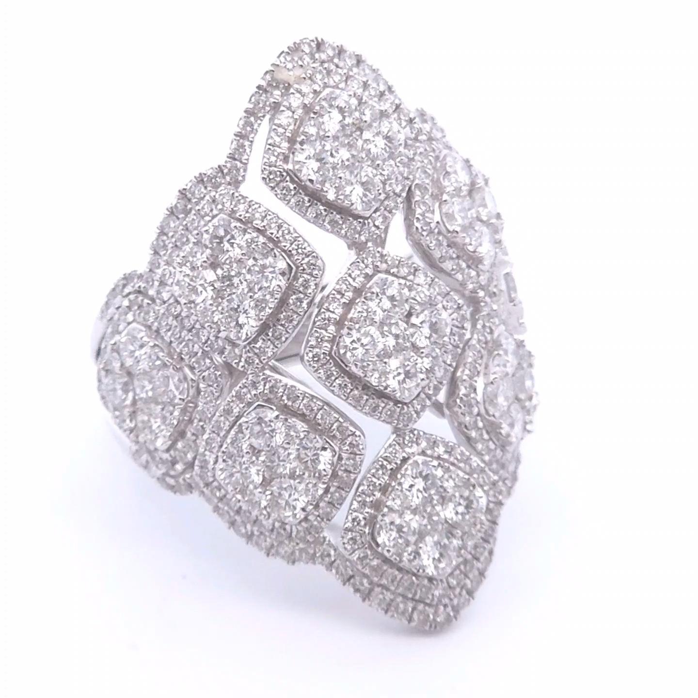 Eleva il tuo stile con questo squisito anello fashion, splendidamente realizzato in oro bianco 18 carati. Con un totale di 3,54 carati di diamanti abbaglianti, questo pezzo cattura l'attenzione con il suo scintillio continuo e il suo fascino