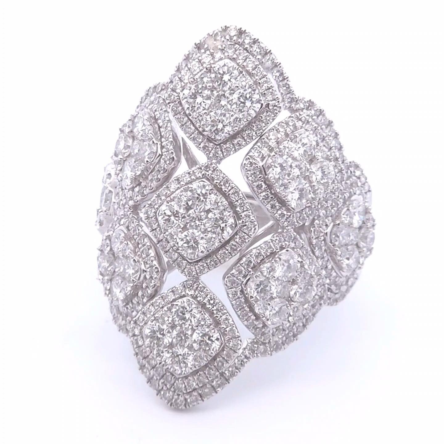 Questo squisito anello di moda è splendidamente realizzato in luminoso oro bianco 18 carati e offre un perfetto equilibrio tra lusso ed eleganza. Con un totale di 3,54 carati di diamanti abbaglianti, il design presenta un'intricata disposizione di