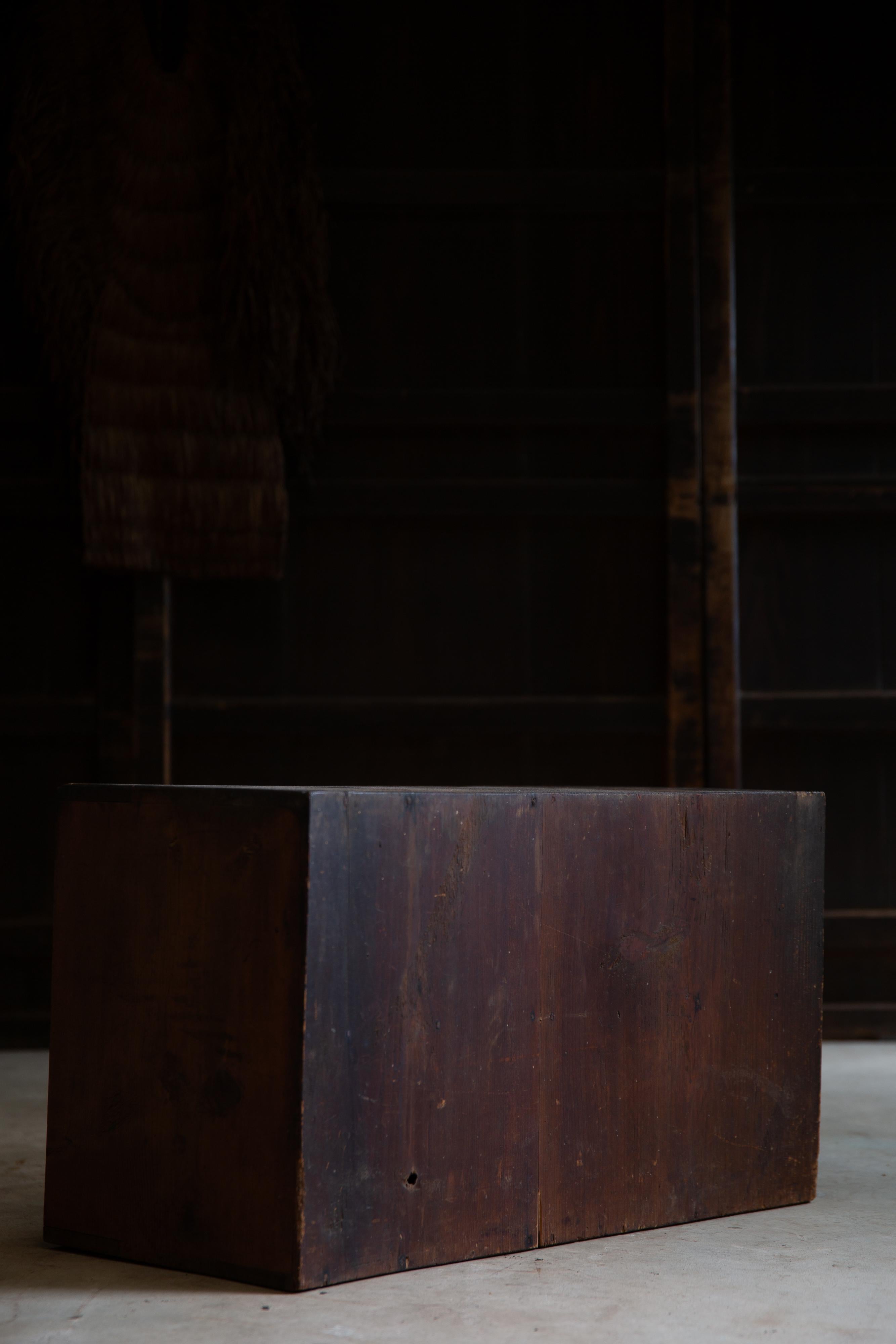 Legno Cassettiera giapponese antica wabi sabi Urushi mid Tansu degli anni 1860-80 in vendita