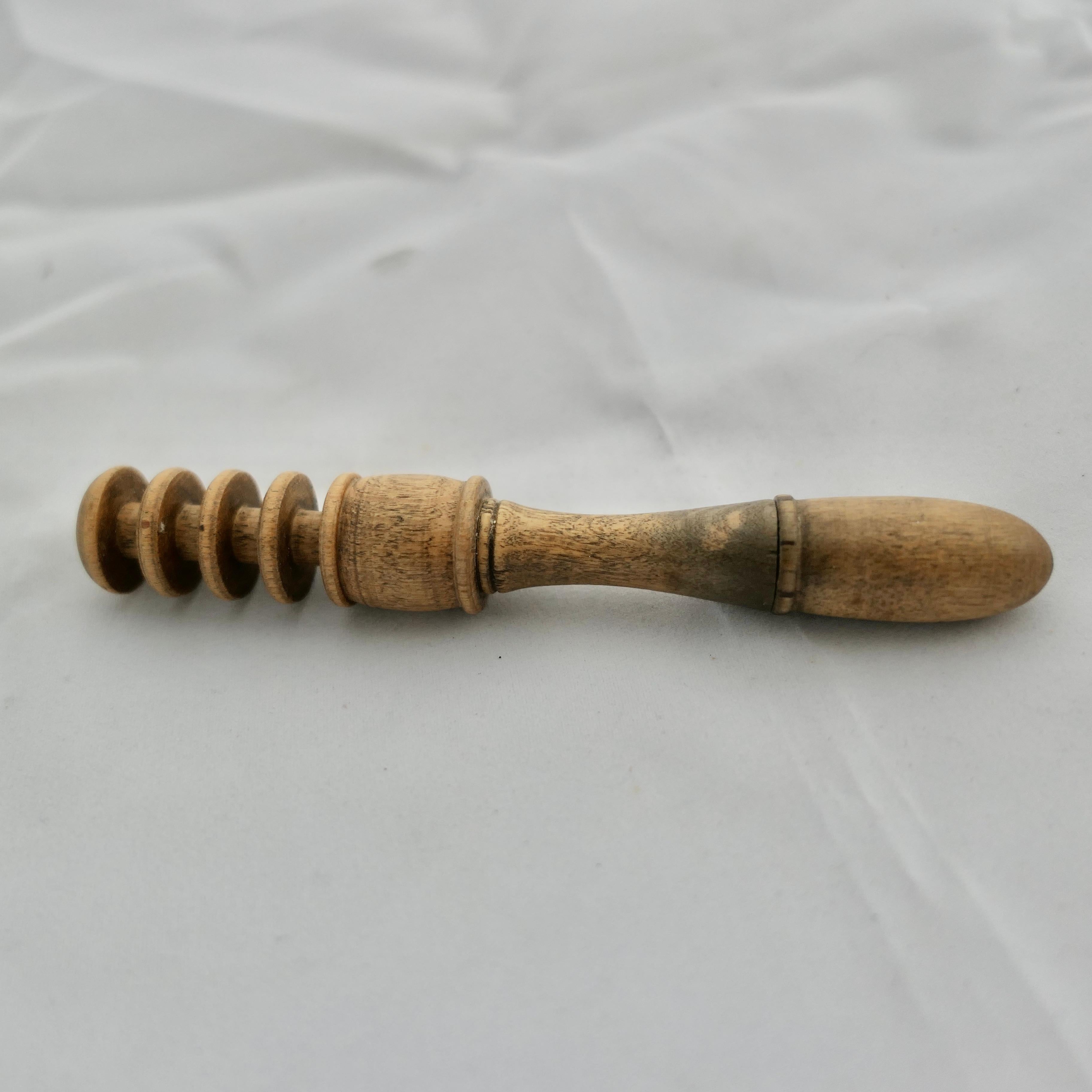 3 Artículos Hand Made Treen del siglo XIX, Pounce, Plumb Bob, Bodkin Sicomoro en venta