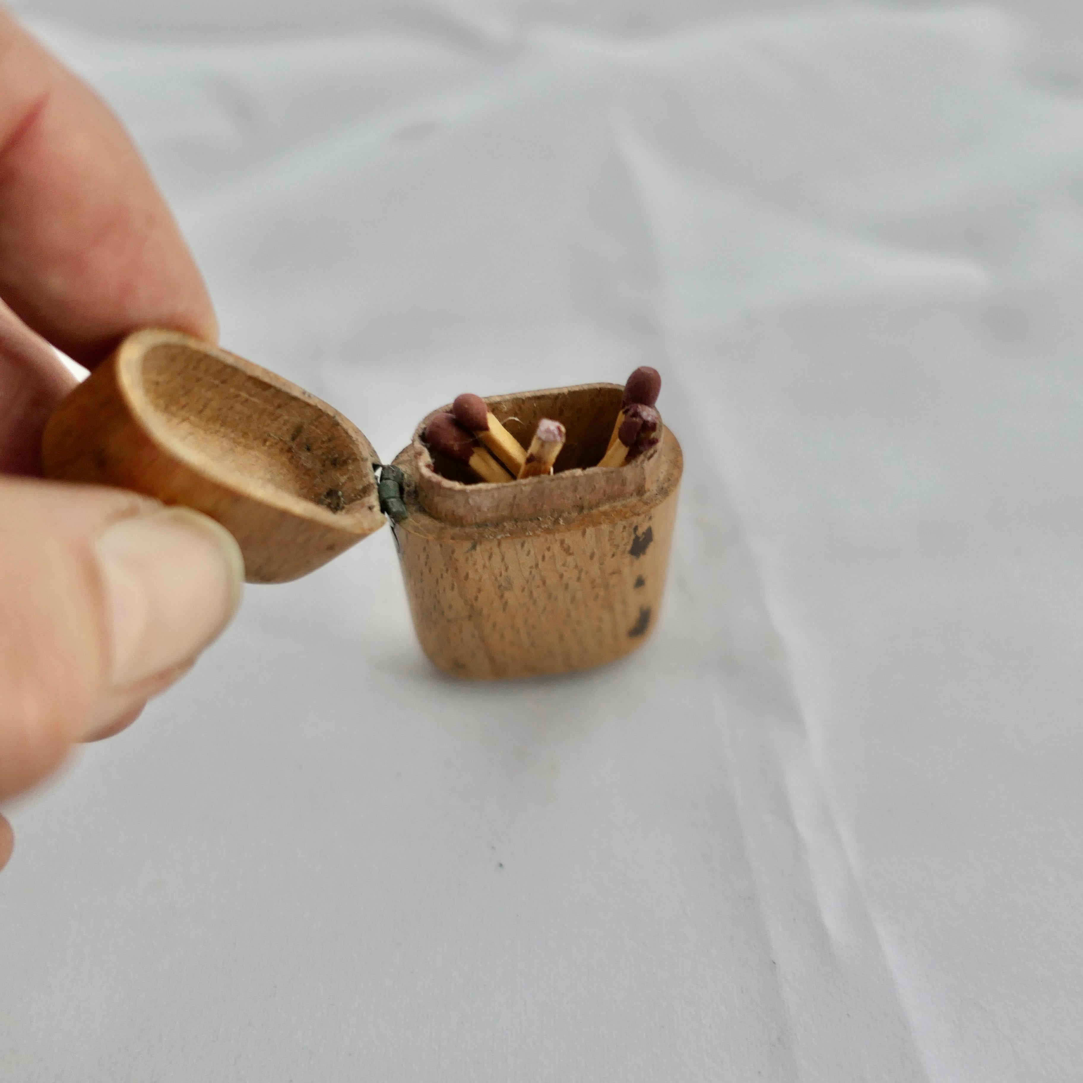 3 Oggetti Hand Made Treen del XIX secolo, polvere, profumo e fiammiferi in vendita 1