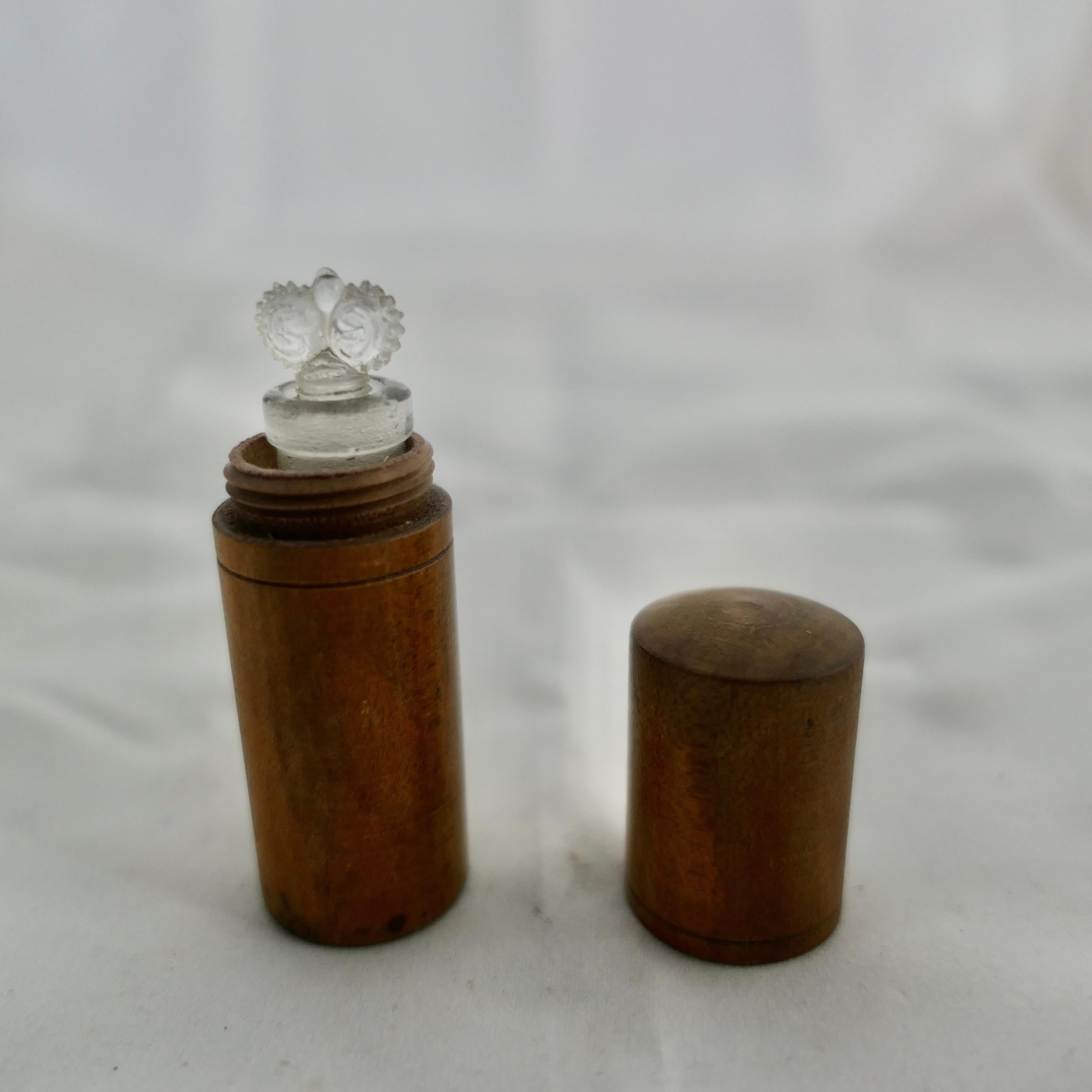 3 objets en térébenthine fabriqués à la main au 19e siècle, poudre, parfum et allumettes    en vente 2