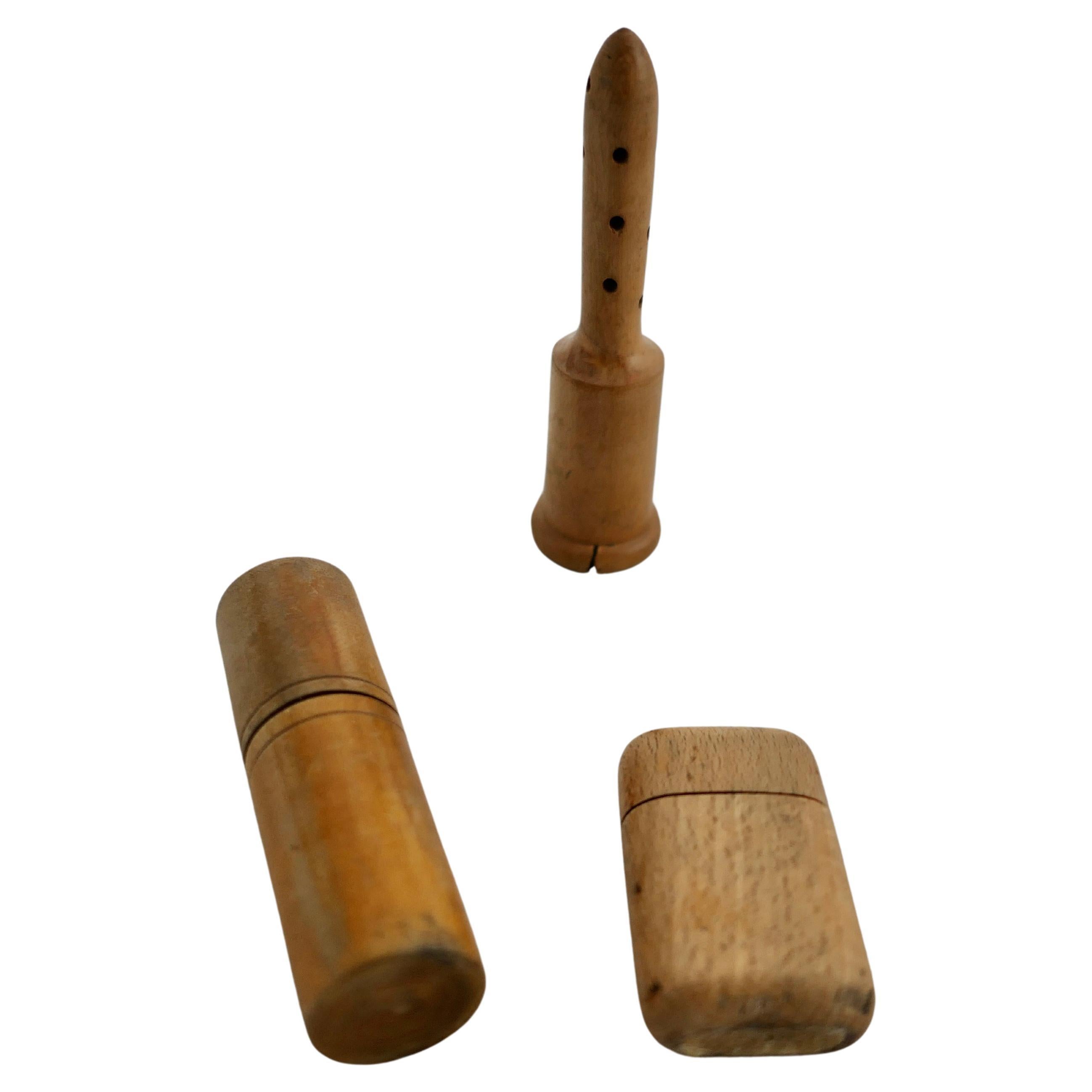 3 objets en térébenthine fabriqués à la main au 19e siècle, poudre, parfum et allumettes    en vente