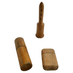 3 objets en térébenthine fabriqués à la main au 19e siècle, poudre, parfum et allumettes   