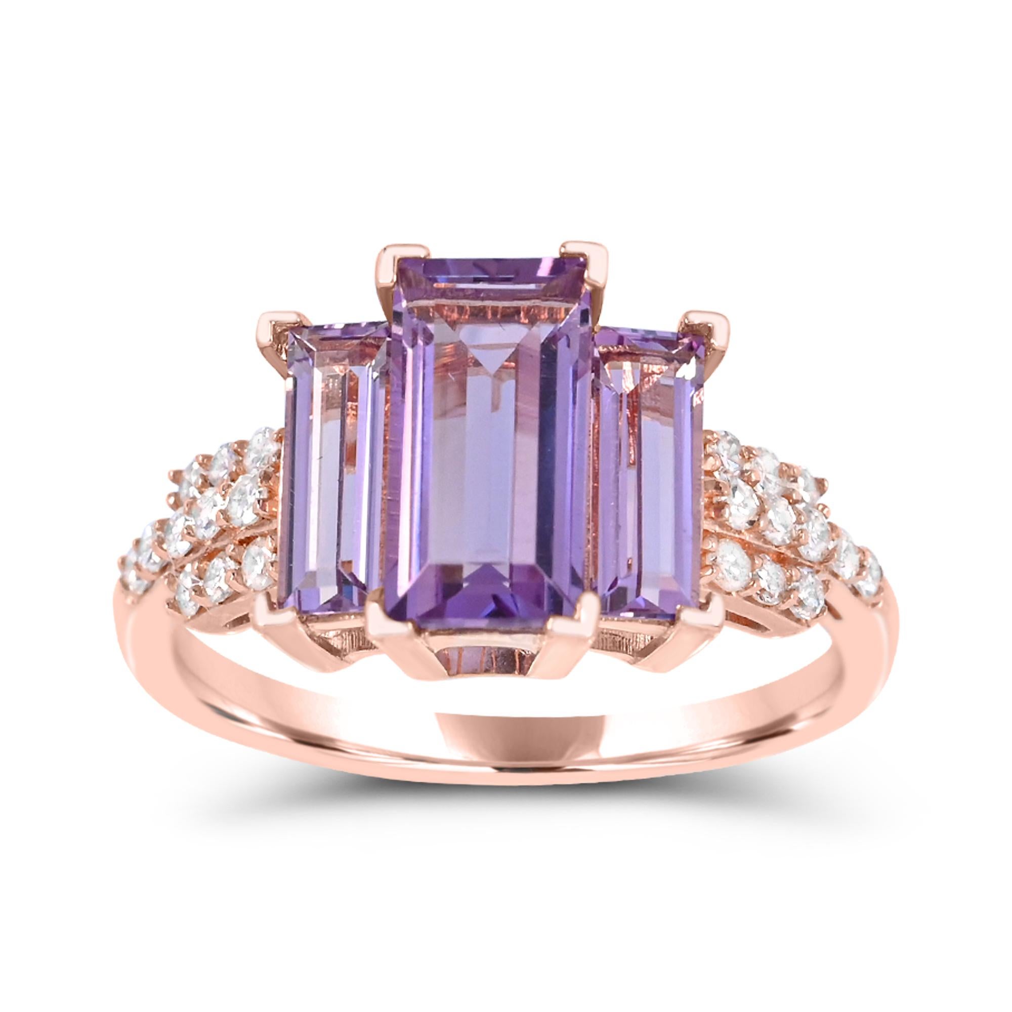 Ein schlichter und eleganter Dreisteinring mit königspurpurnem Temperament. Dieser Damenring in Größe 7 besteht aus drei Amethysten, die von runden Diamanten im Einzelschliff von 0,22 Karat akzentuiert werden. 

Metall: 14K Rose Gold über Sterling