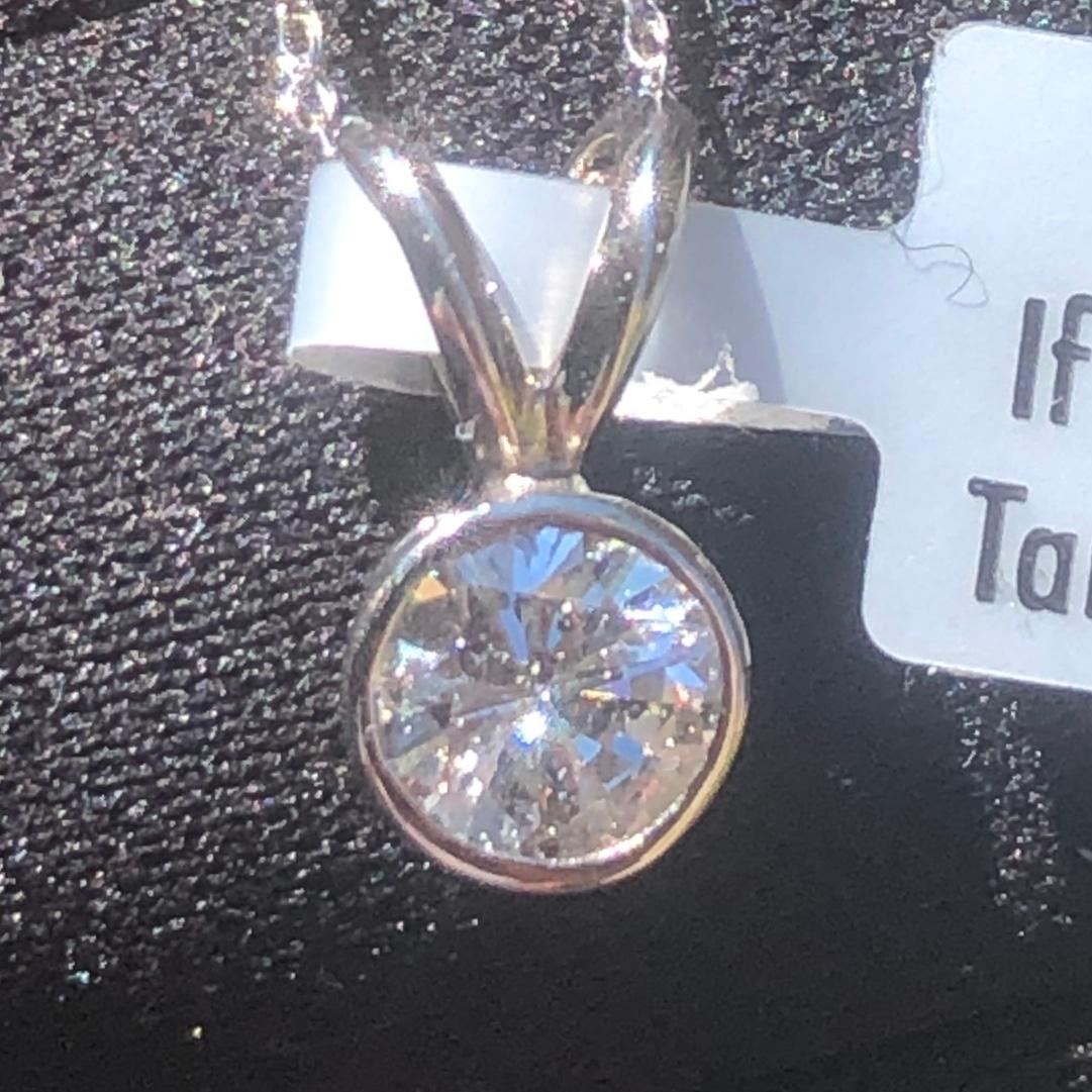 Collana classica con diamante rotondo solitario da 3/4 carati in oro bianco 14k. Un grande diamante rotondo brillante centrale da 3/4 carati (la dimensione di un anello di fidanzamento) è estratto in terra naturale e incastonato in una collana con