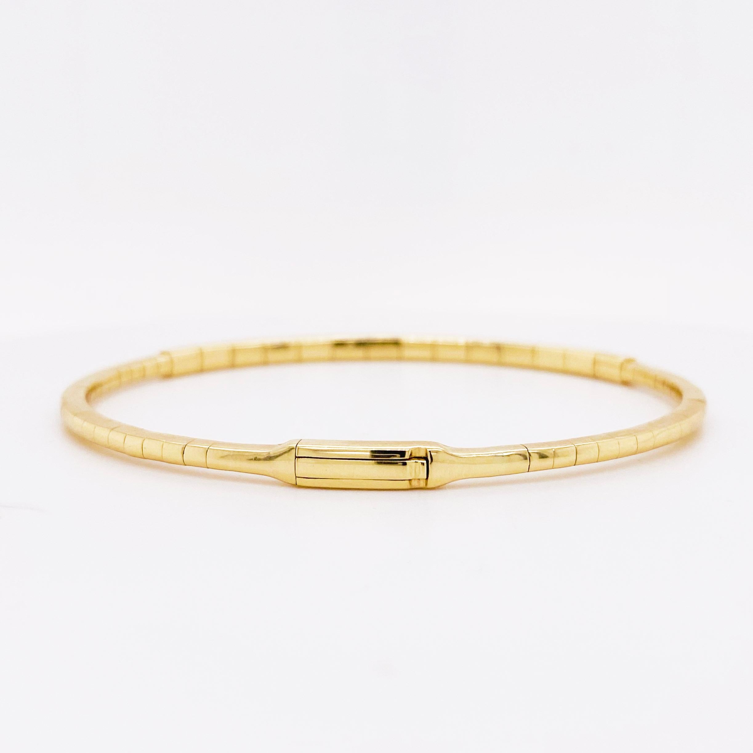 Ce bracelet en diamants pavés est un classique de la joaillerie qui s'intègre parfaitement à toute collection de bijoux ! Le bracelet bangle en or jaune massif 14k a un design confortable et flexible, élégant et très sûr. La partie supérieure est