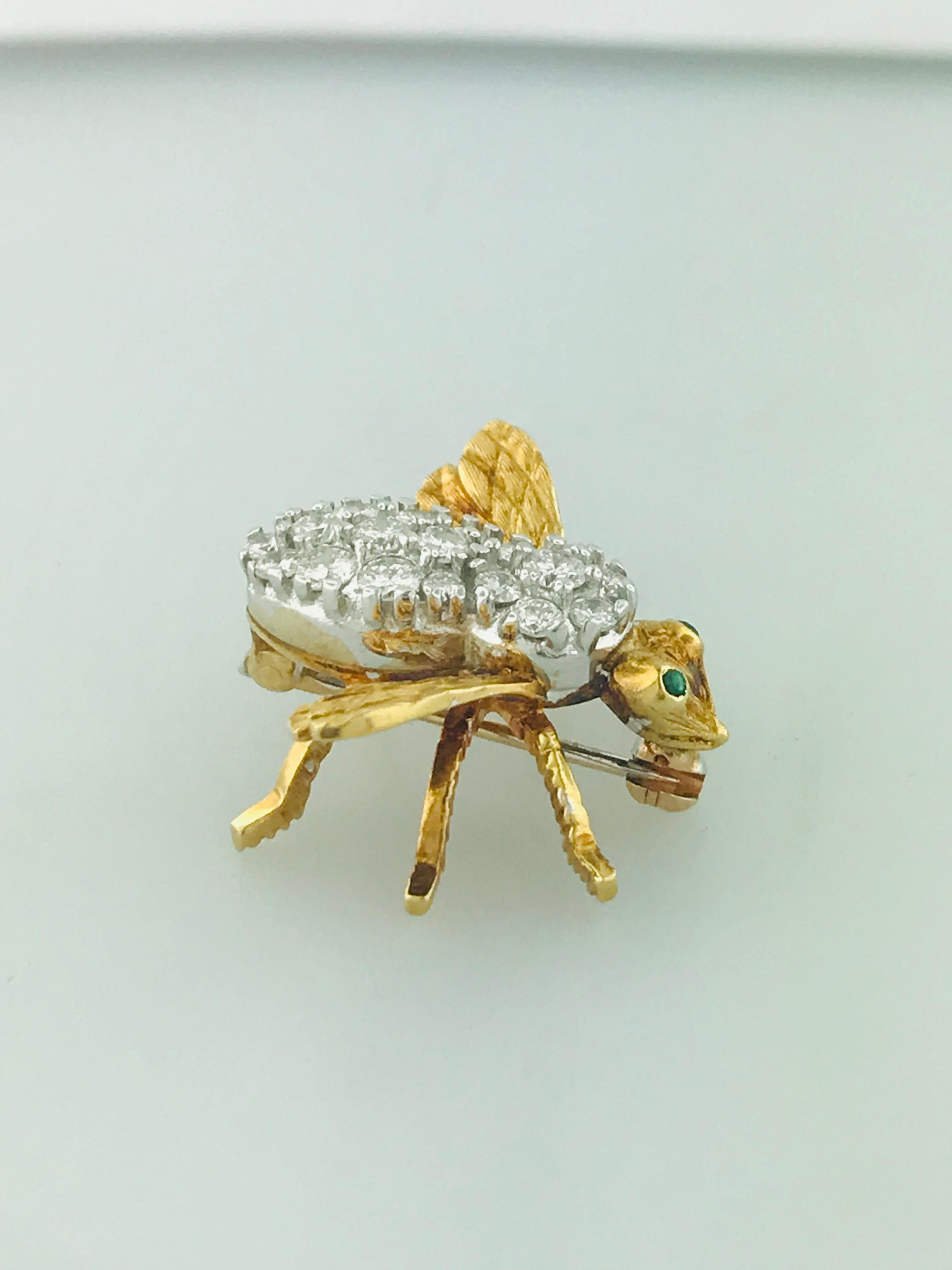'3/4 Carat' .65 Carat Diamond and Emerald Eye Honey Bee Pin in 18 Karat Gold In New Condition In Austin, TX