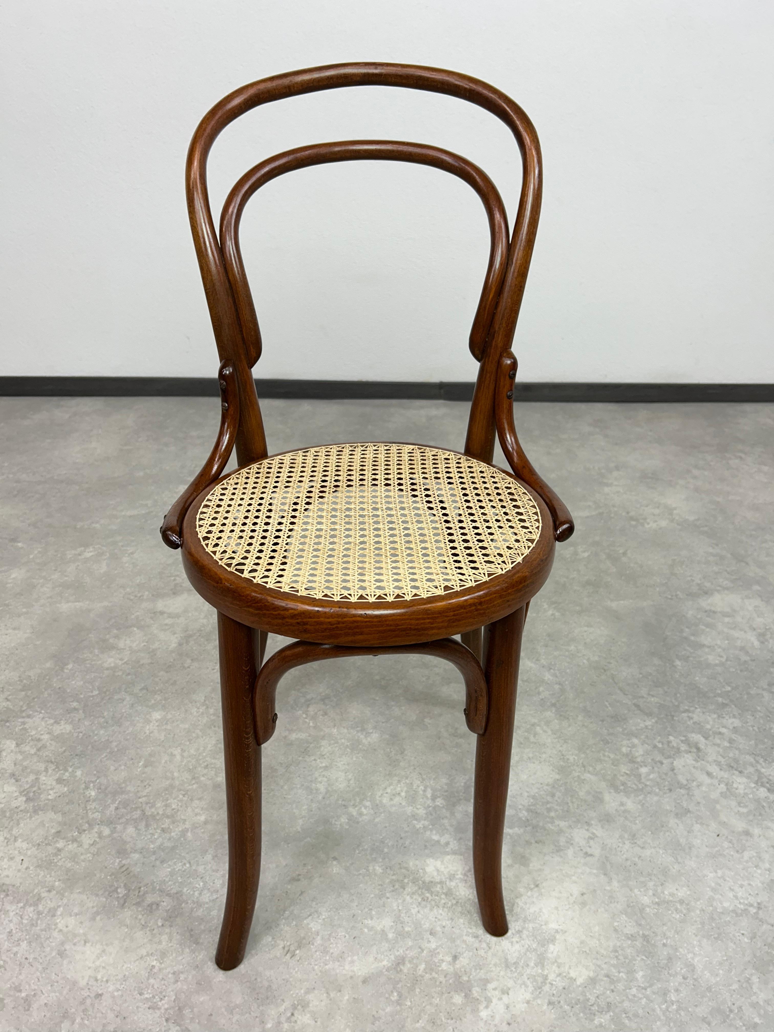 Silla 3/4 para señora Thonet nº 14 de Tatra Nábytok. Teñido y repulido profesional.

