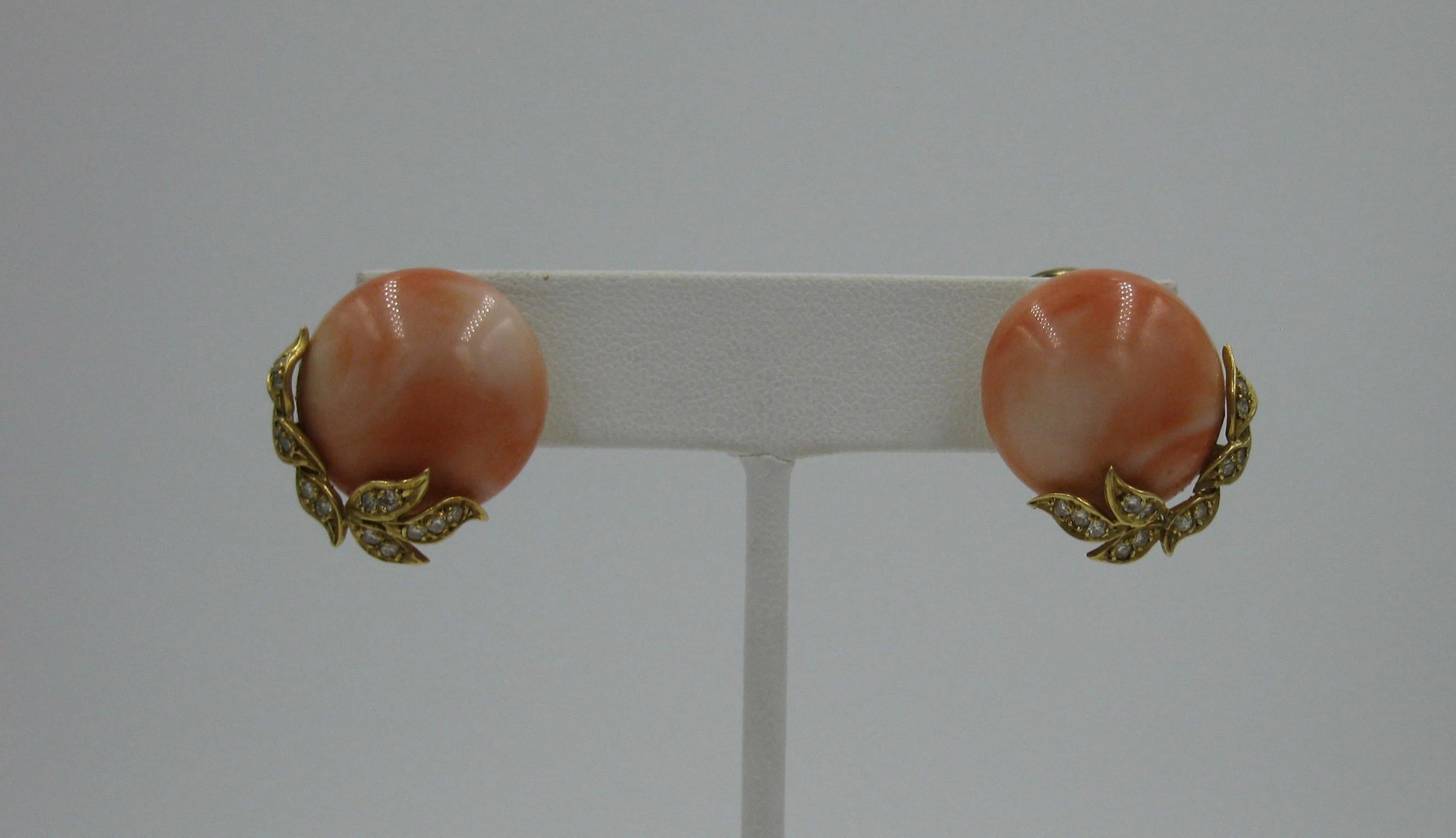 Pendientes Coral Natural Diamante Oro 18 Kilates Art Decó Hollywood Regency en Bueno estado para la venta en New York, NY
