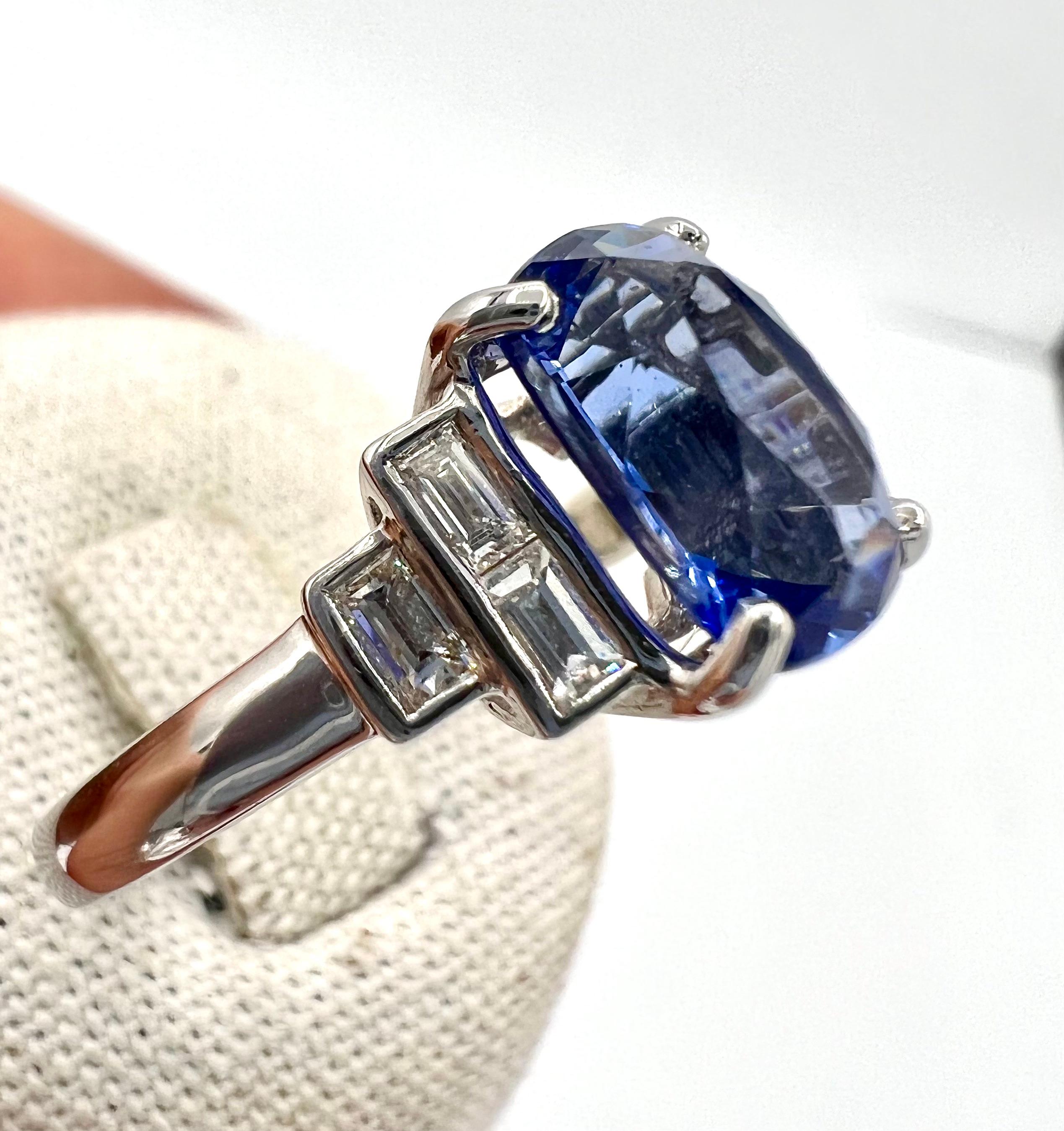 Art déco 3, 46 Carat Blue Sapphire 0, 35 Ct Baguette Diamonds Engagement Ring en vente