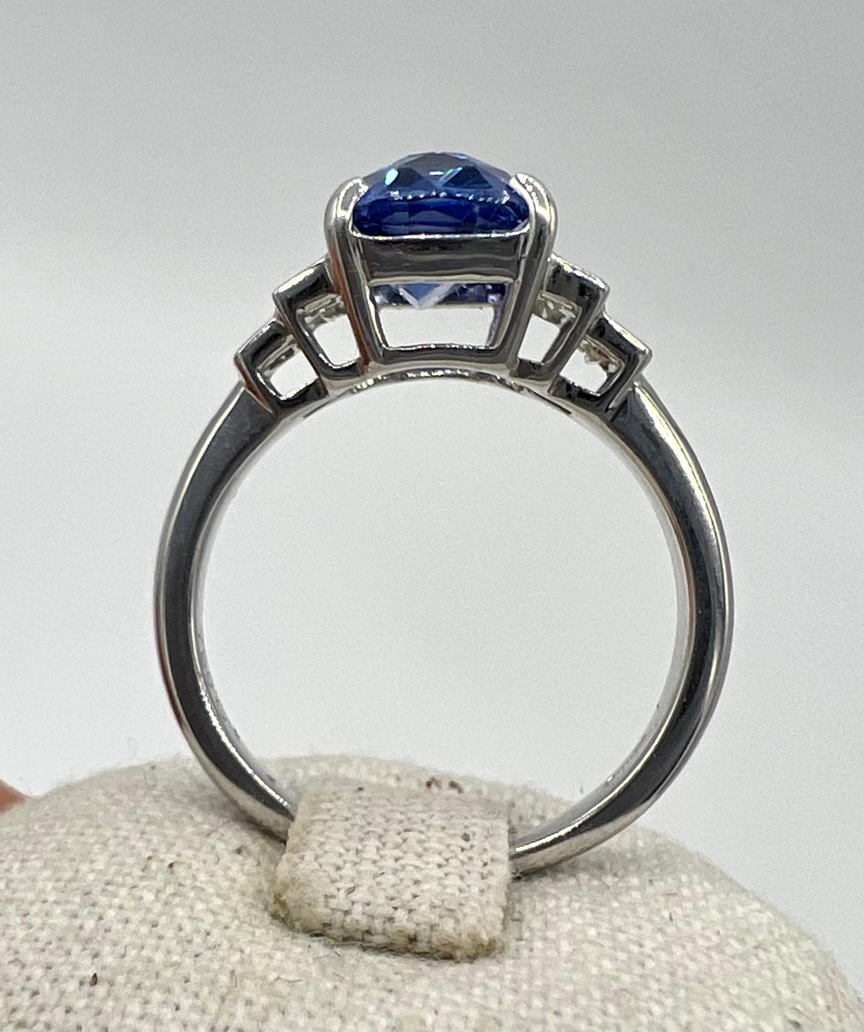 Taille baguette 3, 46 Carat Blue Sapphire 0, 35 Ct Baguette Diamonds Engagement Ring en vente