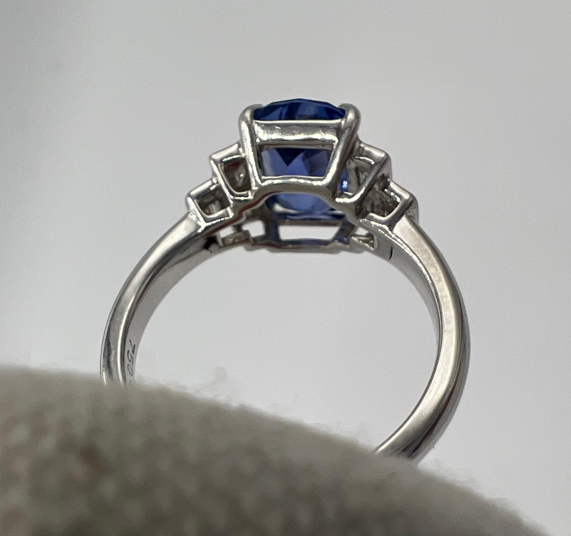 3, 46 Carat Blue Sapphire 0, 35 Ct Baguette Diamonds Engagement Ring Pour femmes en vente