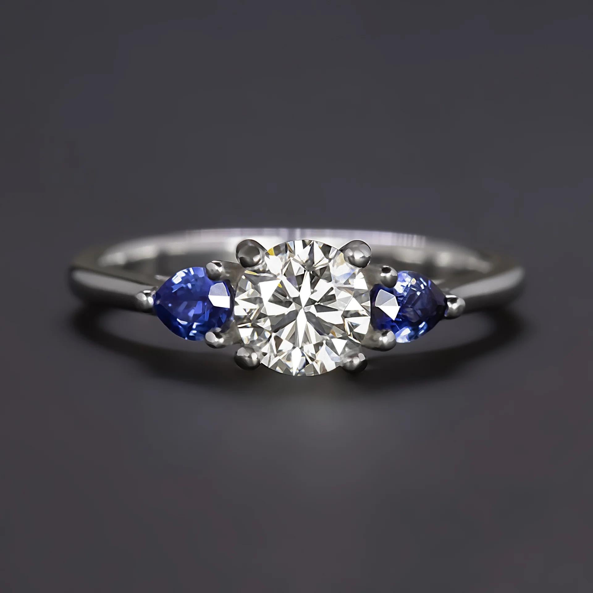 Cette bague de fiançailles remarquable met en valeur un superbe diamant rond brillant de 0,75 ct en son centre, certifié par le GIA et classé excellent dans les trois catégories de finition. 
Le diamant, de couleur H et de pureté SI1, apparaît d'une
