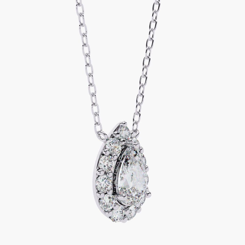 Taglio a goccia 0,55 Ctw Pear Halo Nature  Collana con ciondolo di diamanti, oro 14K in vendita