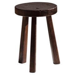 3/5 Tabouret ou table d'appoint rustique-moderne de style brutaliste à trois pieds, France, 1950