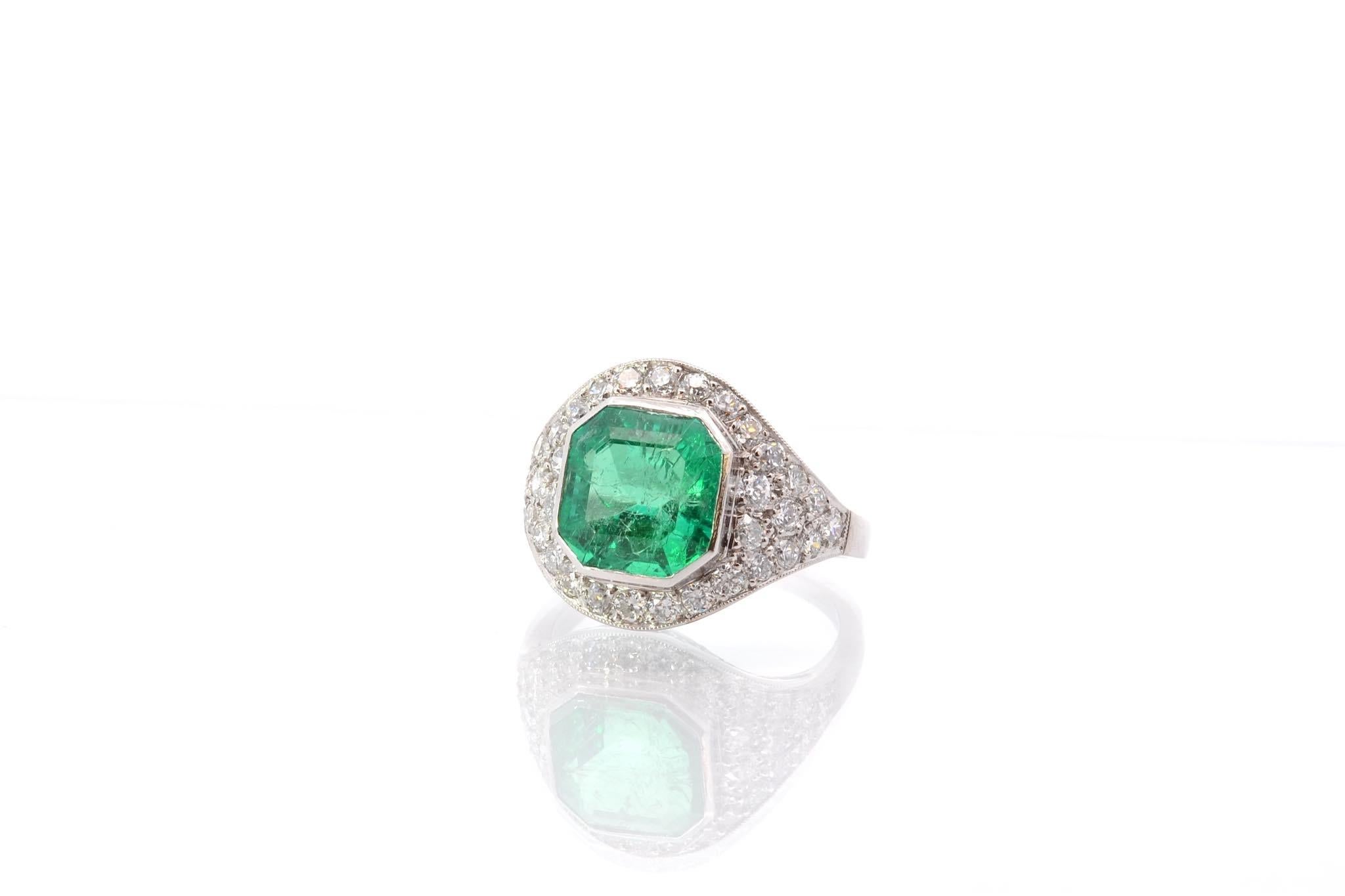 Ring aus Platin mit 3, 56 Karat Smaragd und Diamanten im Zustand „Gut“ im Angebot in PARIS, FR