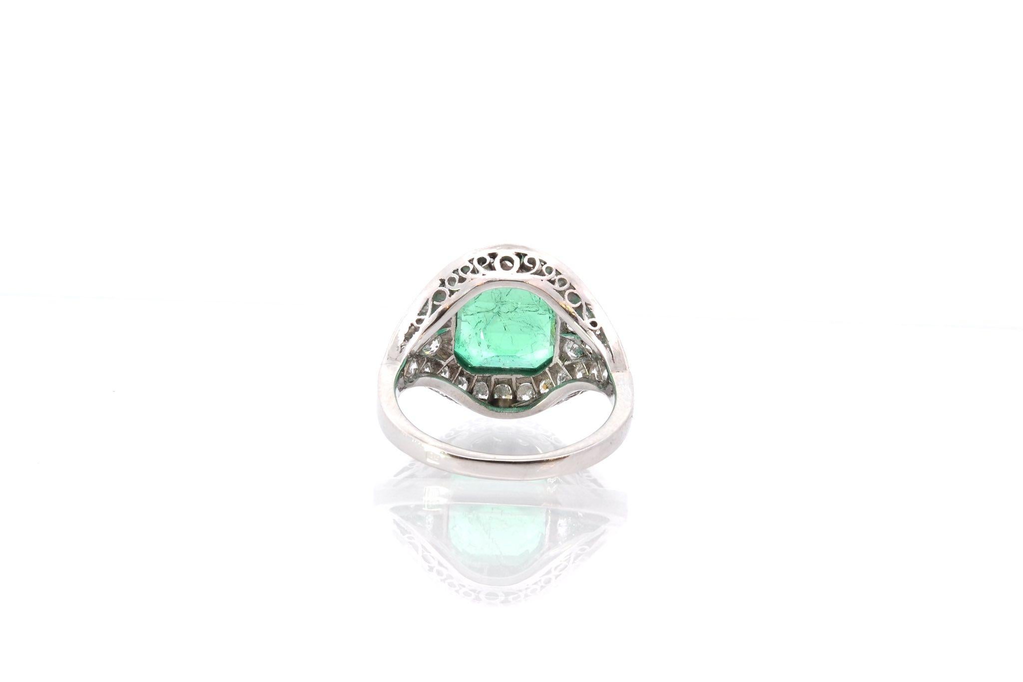 Women's or Men's 3, 56 cts emerald and diamonds ring in platinum For Sale