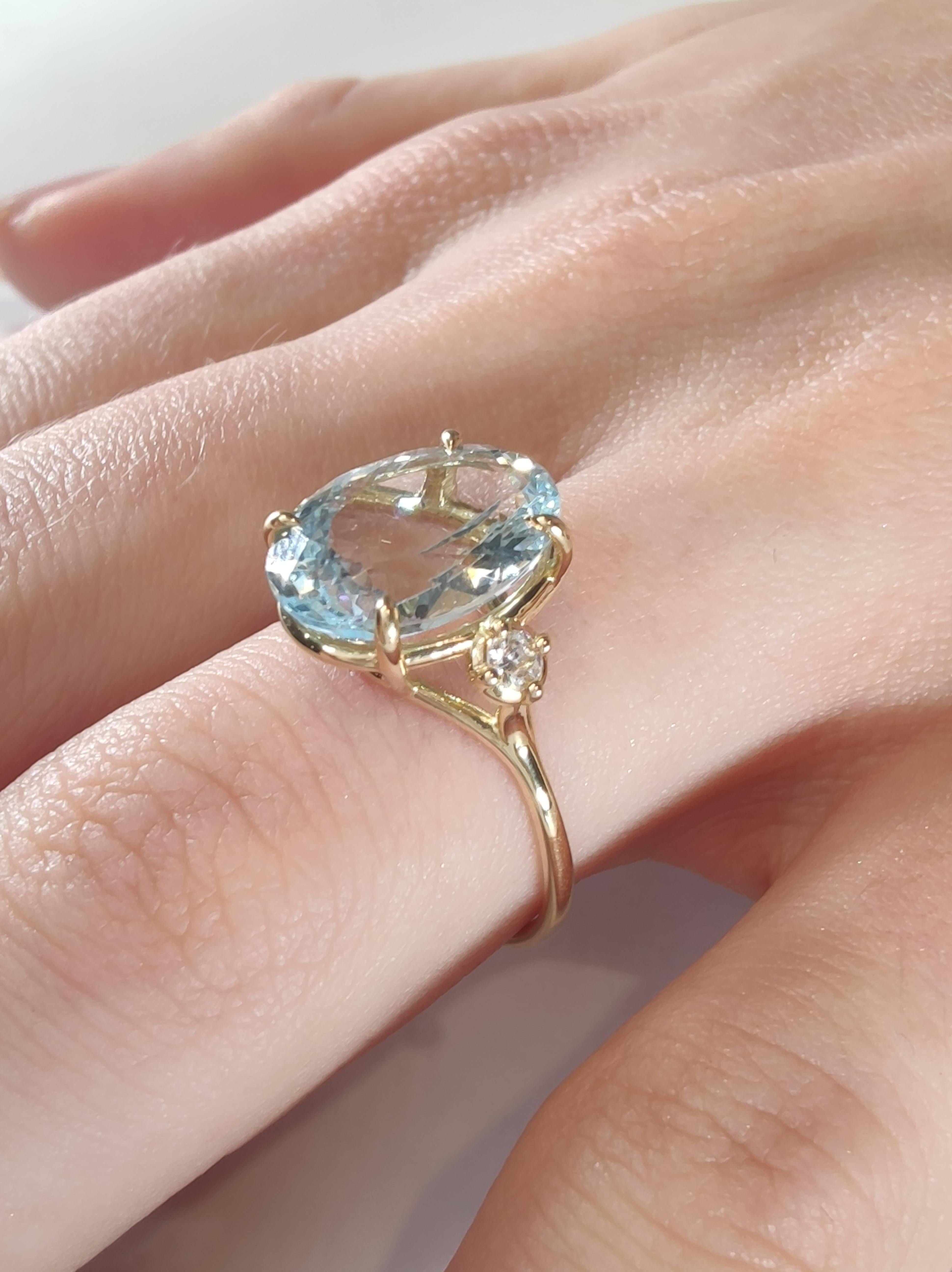 3, 93ct Oval Cut Aquamarine Engagement Ring, 18k Yellow Gold - Resizable In New Condition For Sale In MADRID, ES