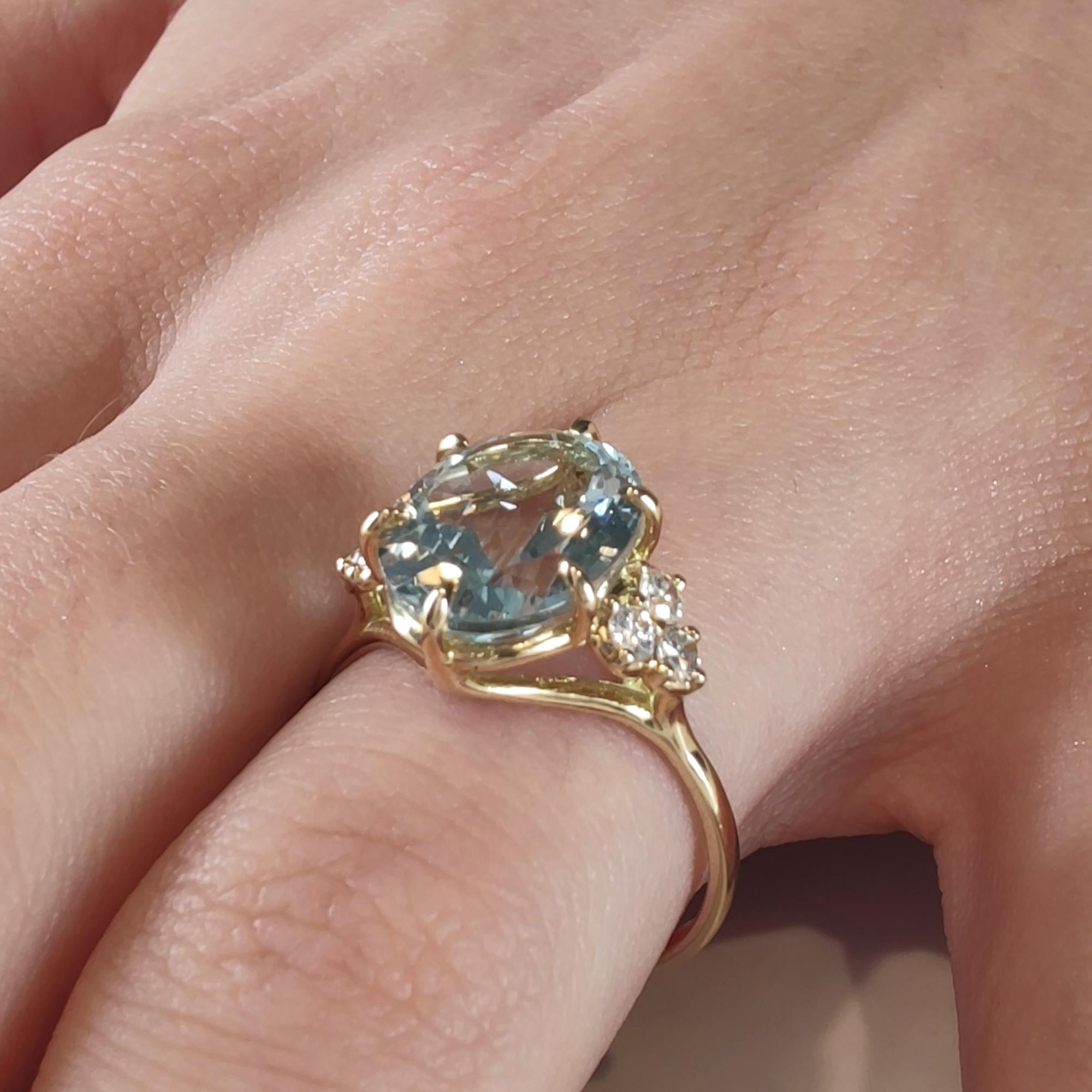 3, 9ct Oval Cut Aquamarine Engagement Ring , 18k Yellow Gold  In New Condition For Sale In MADRID, ES