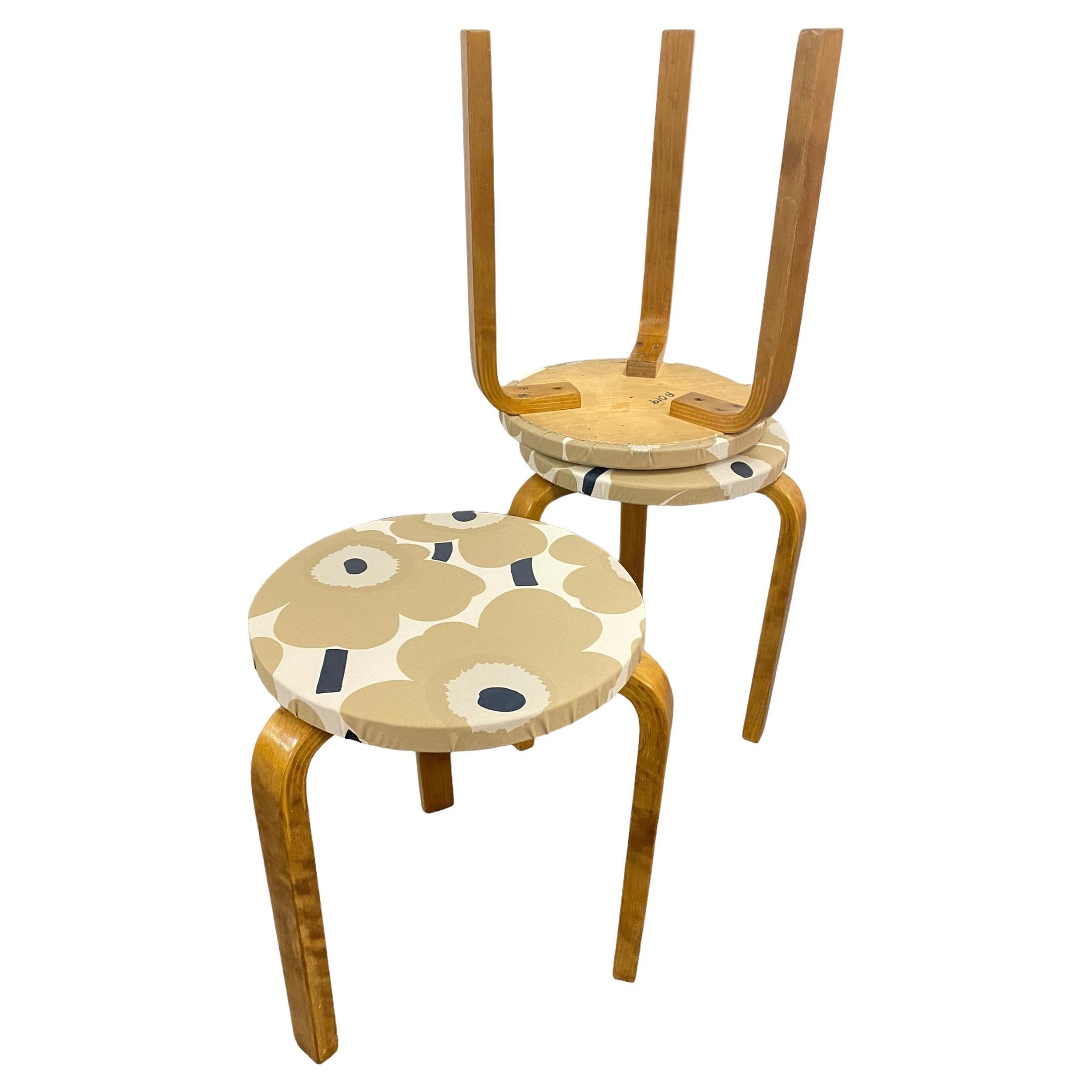 Diese drei ikonischen Hocker von Alvar Aalto aus den 1930er Jahren sind schöne und platzsparende Möbelstücke von zeitlosem Design. Die Beine werden ohne komplizierte Verbindungselemente direkt an der Unterseite des Rundsitzes montiert. Die Hocker