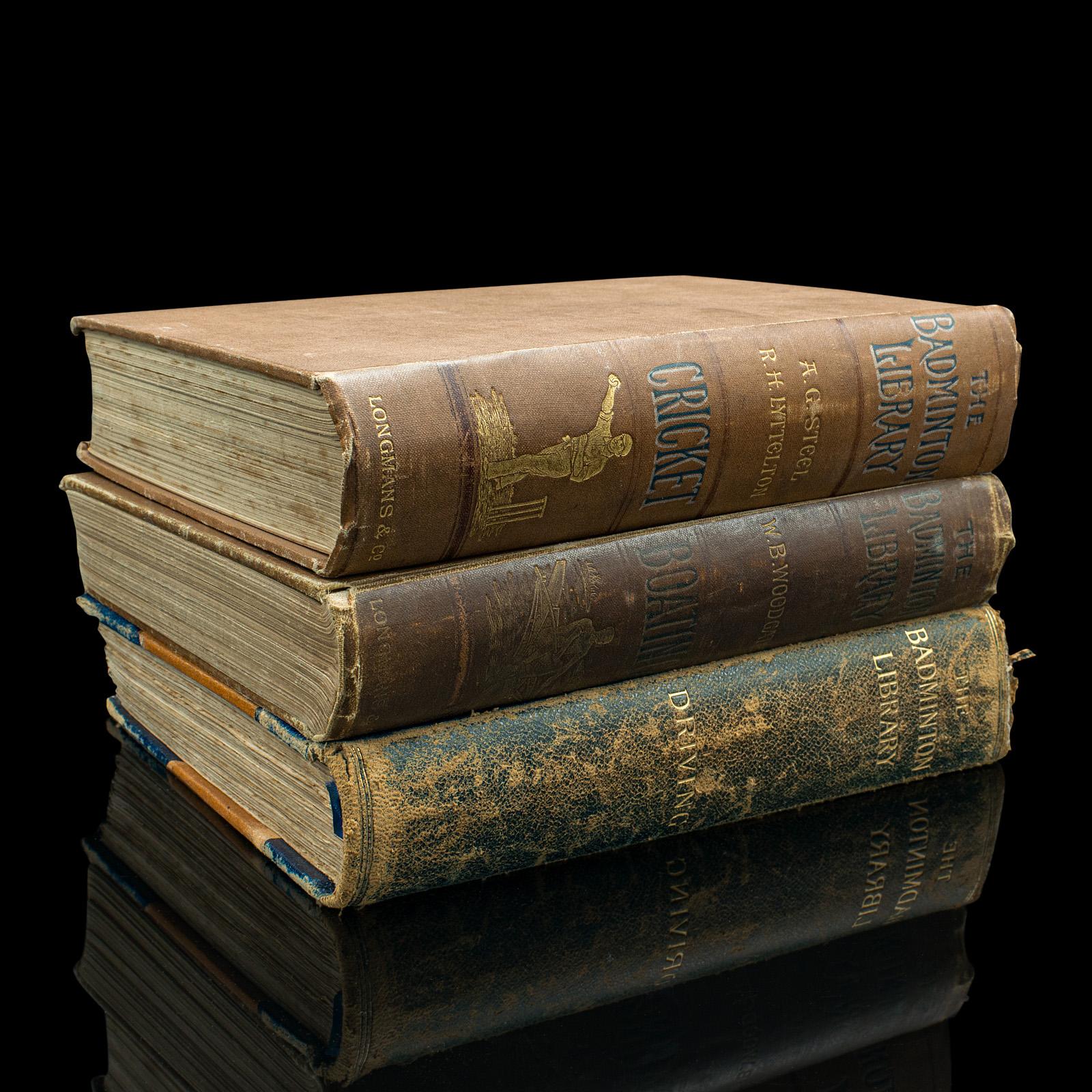 Dies ist ein Satz von 3 antiken Badminton Bibliothek Bücher. Ein englischsprachiges, gebundenes Nachschlagewerk zu sportlichen Themen aus der späten viktorianischen Zeit, etwa 1890.

Die dem Prinzen von Wales (später Edward VII.) gewidmete Badminton