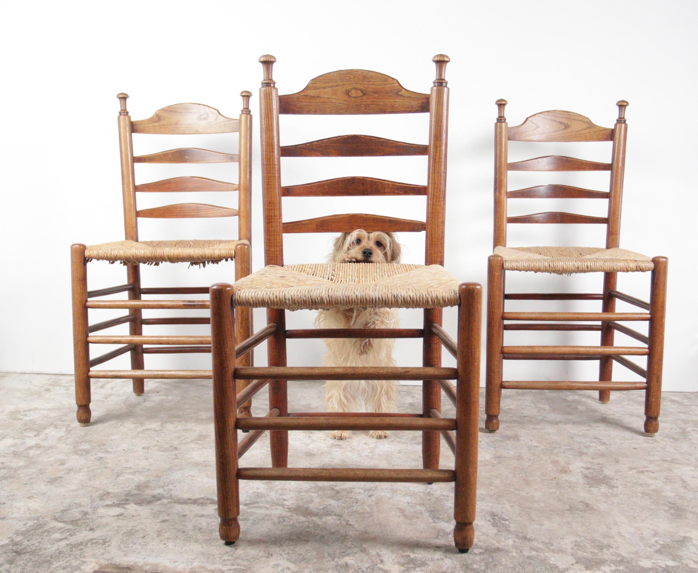 Schöne Stühle aus dem späten 19. Jahrhundert aus massivem Eichenholz mit geflochtener Sitzfläche.
Sie passen perfekt zum Stil von Designern wie Charlotte Perriand und Charles Dudouyt.
Sie sind bequem und haben ein sehr schönes, warmes Aussehen, da