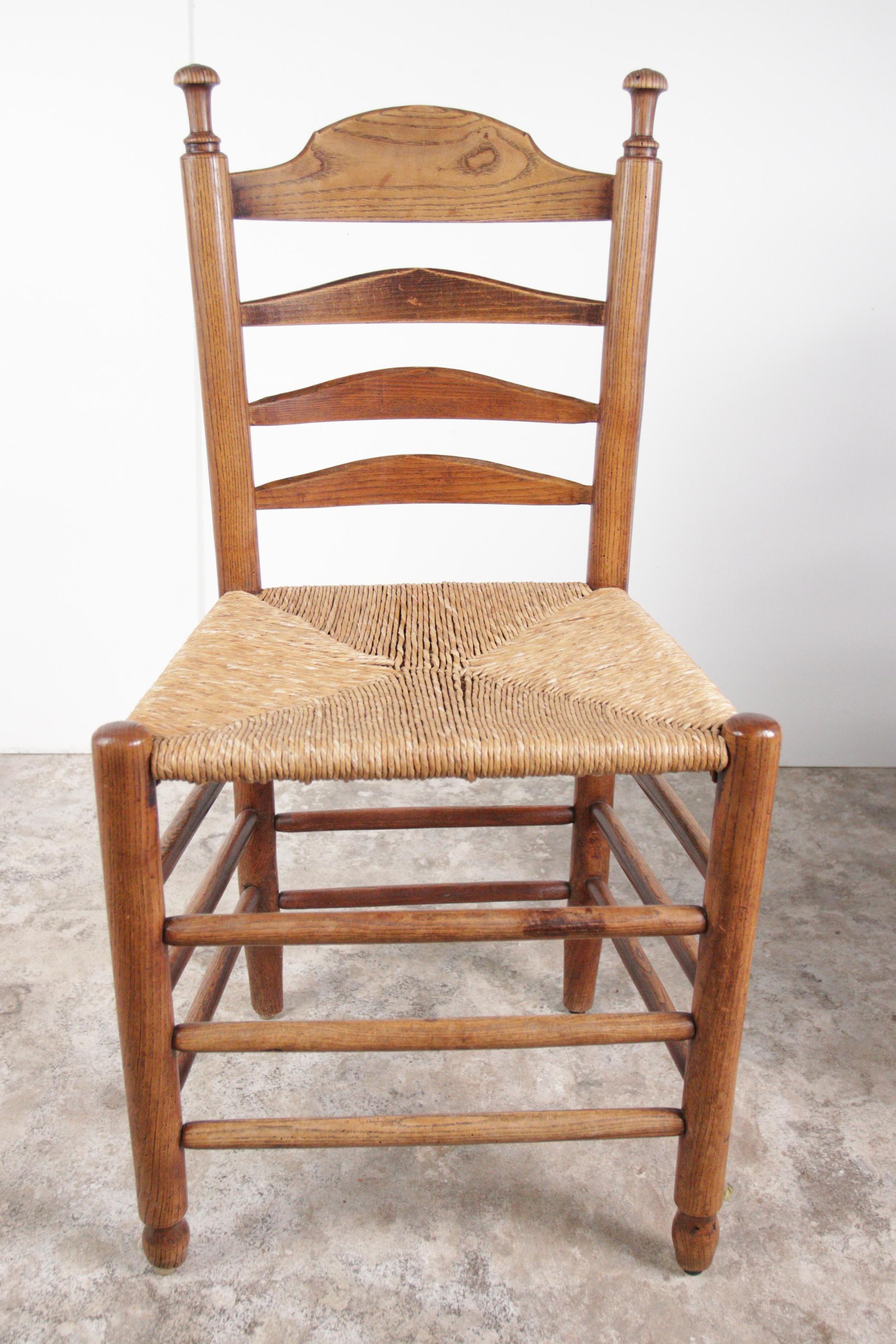 3 chaises de salle à manger hollandaises anciennes à dossier en échelle en Oak Oak Rush Seat en vente 2