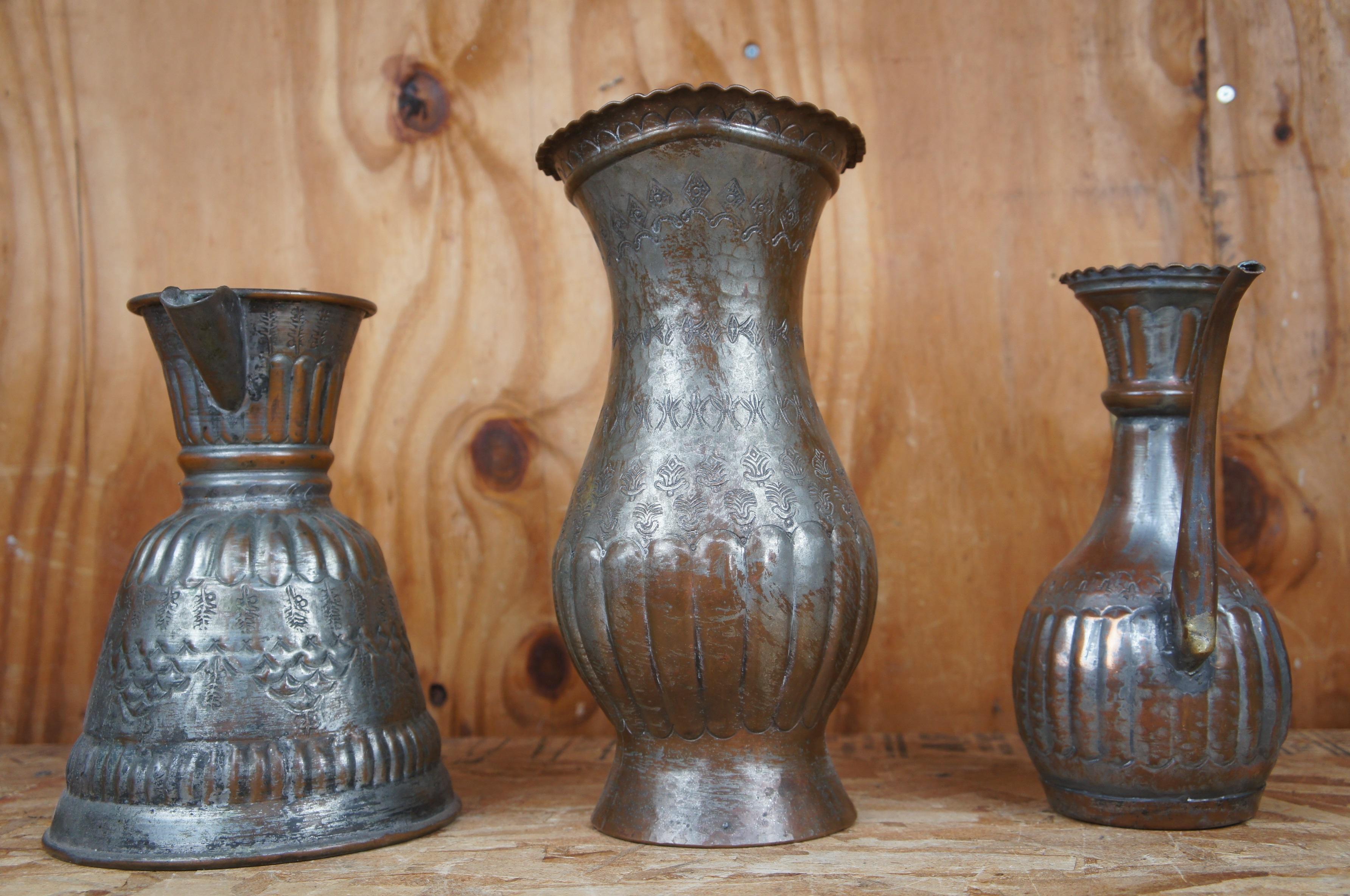 3 pichets de cruches à eau en cuivre martelé égyptien anciens Bonsai Gooseneck Bon état - En vente à Dayton, OH