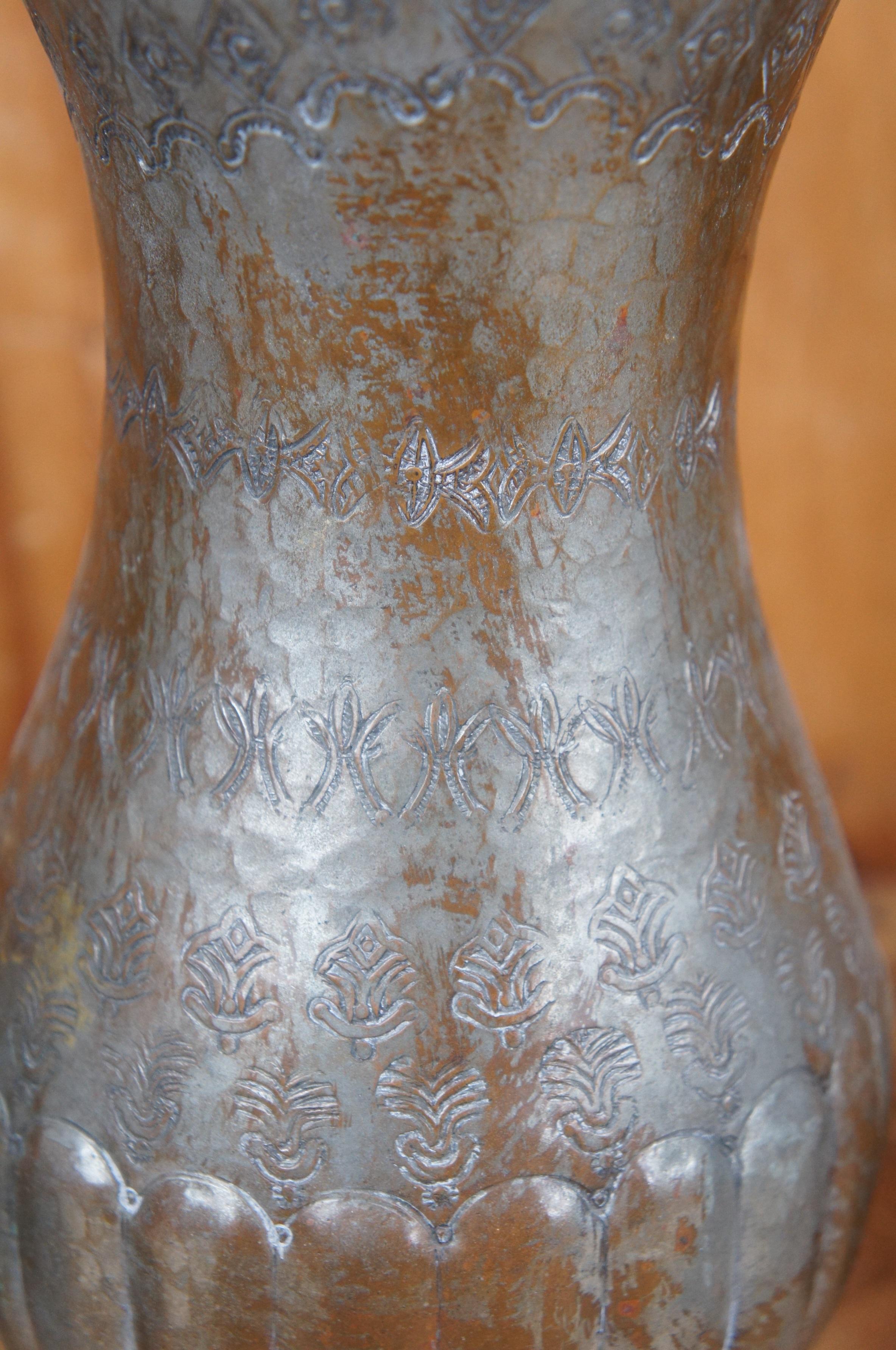 XIXe siècle 3 pichets de cruches à eau en cuivre martelé égyptien anciens Bonsai Gooseneck en vente