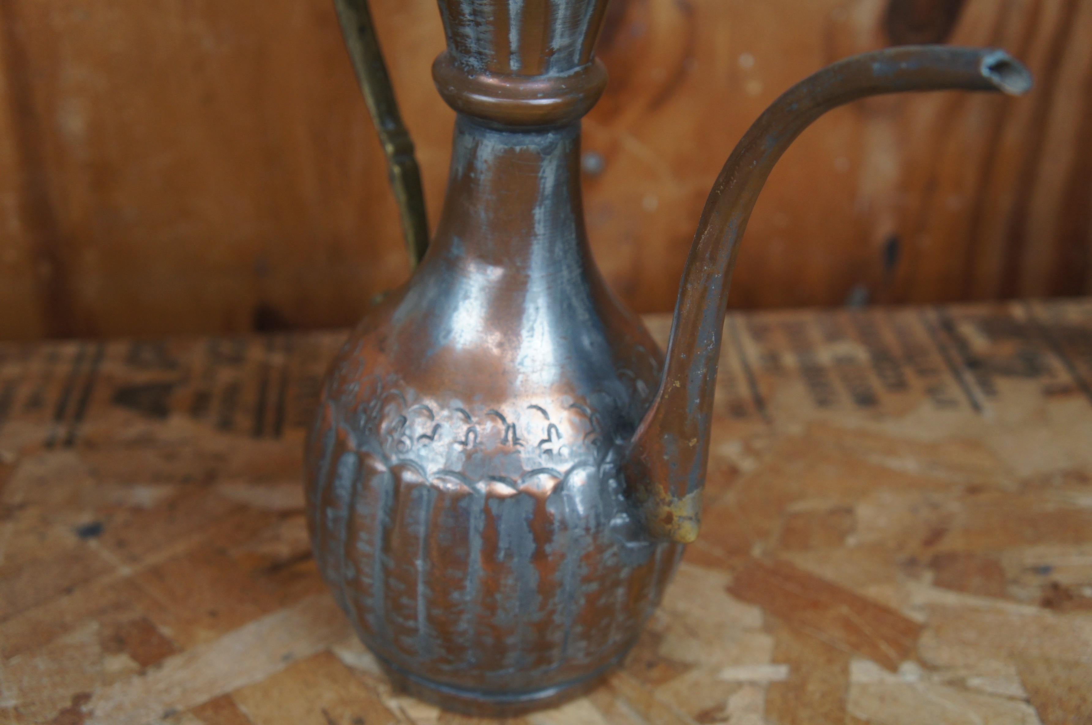 3 pichets de cruches à eau en cuivre martelé égyptien anciens Bonsai Gooseneck en vente 1